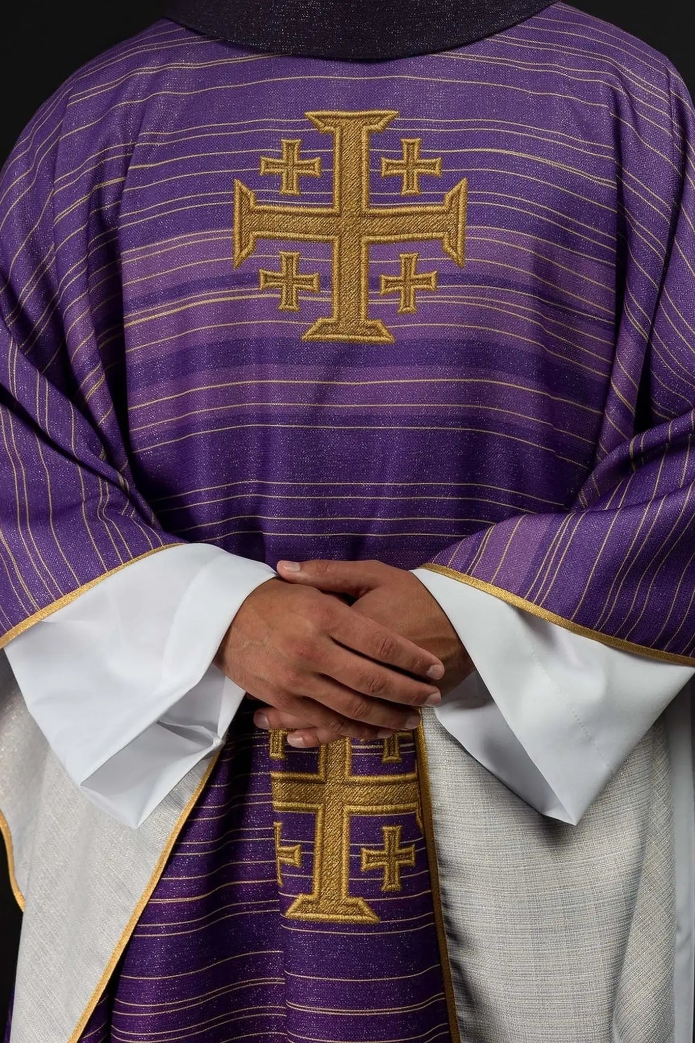 Chasuble imprimée avec croix de Jérusalem violet