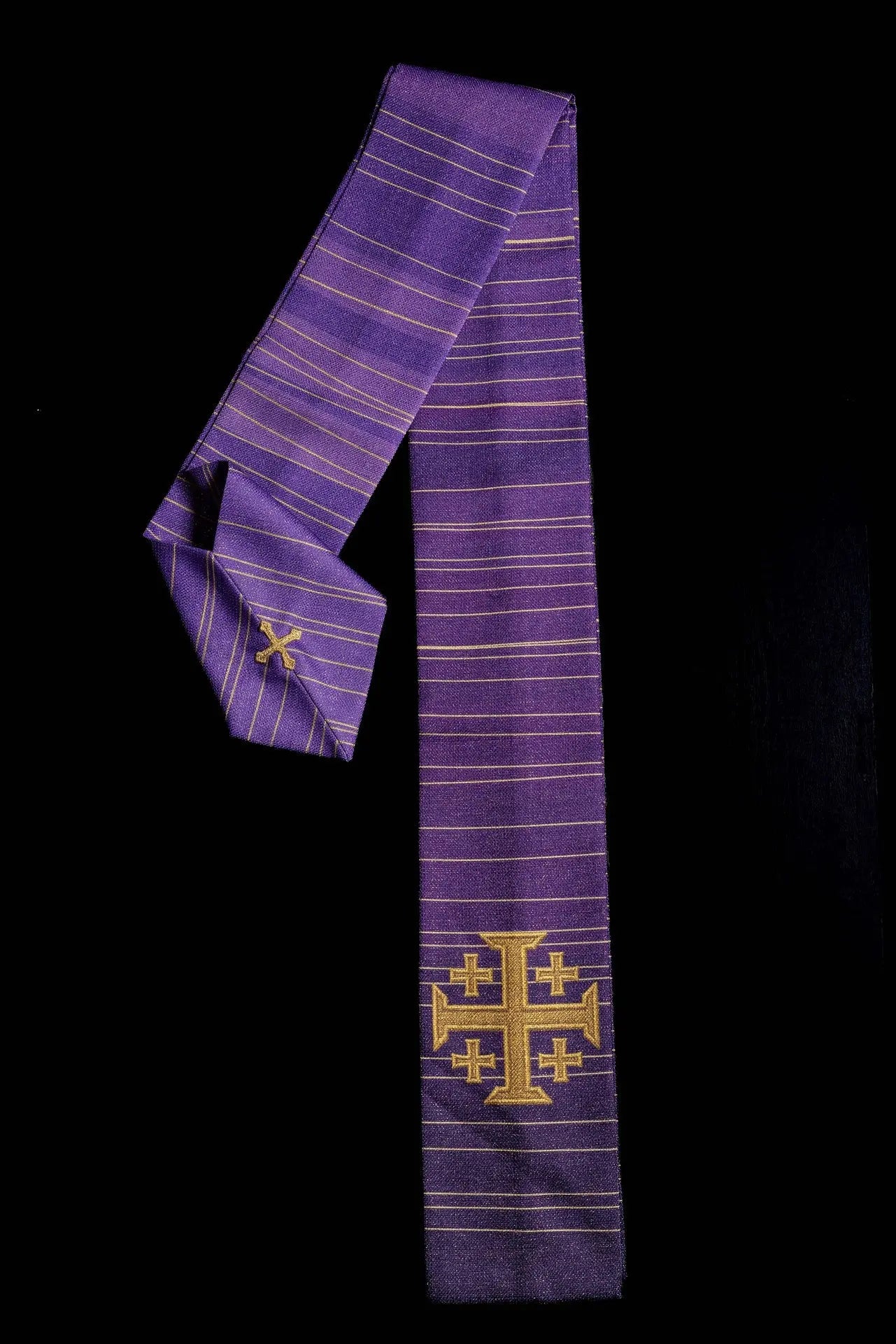 Chasuble imprimée avec croix de Jérusalem violet