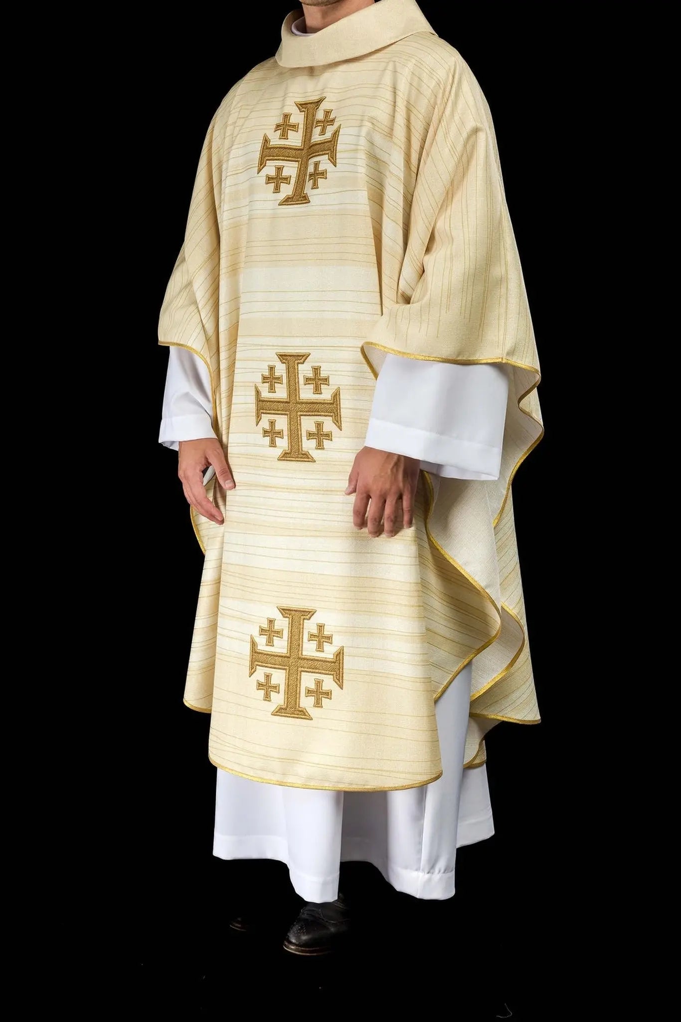 Chasuble imprimée avec croix de Jérusalem écrue