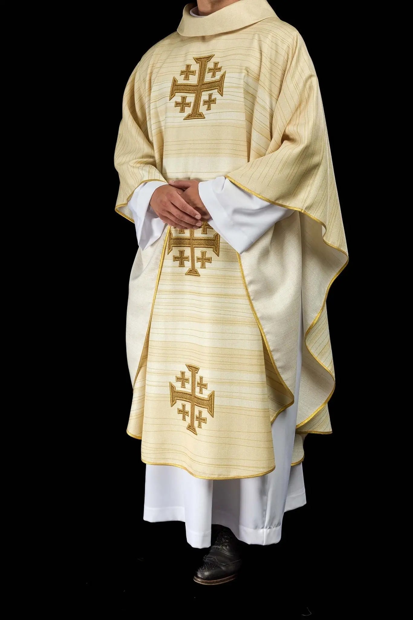 Chasuble imprimée avec croix de Jérusalem écrue