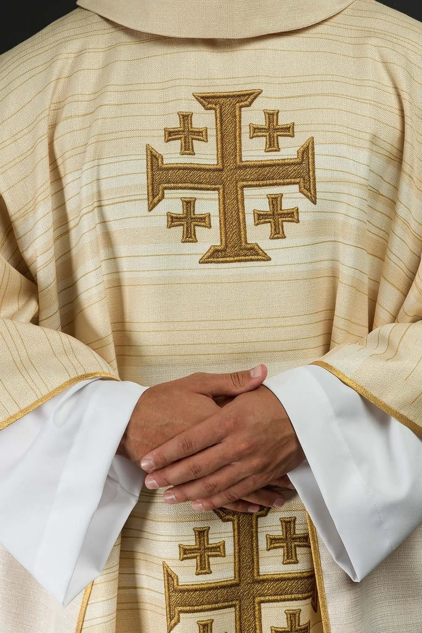 Chasuble imprimée avec croix de Jérusalem écrue