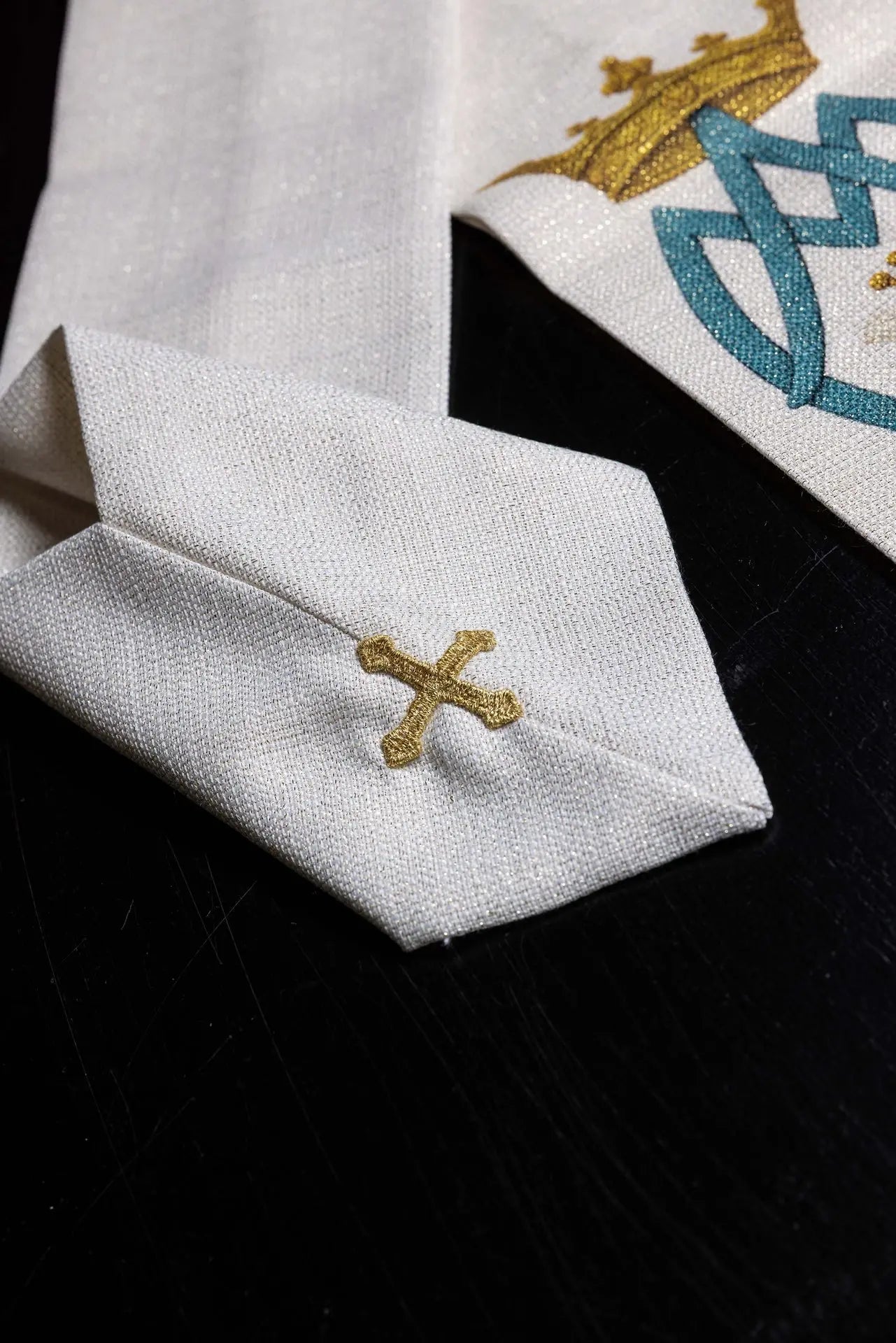 Chasuble mariale imprimée avec motif de lys et monogramme écru
