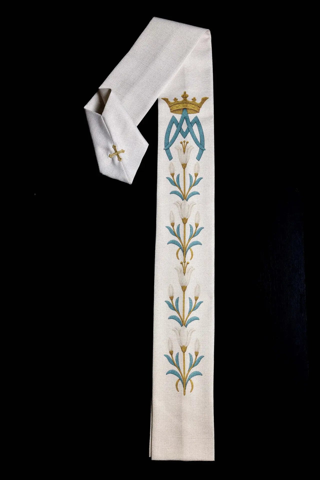Chasuble mariale imprimée avec motif de lys et monogramme écru