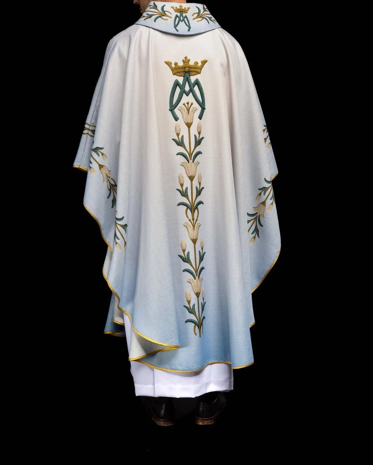 Chasuble mariale imprimée avec motif de lys et monogramme bleu–écru