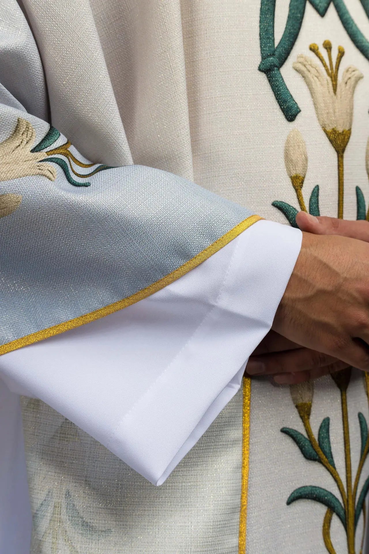 Chasuble mariale imprimée avec motif de lys et monogramme bleu–écru