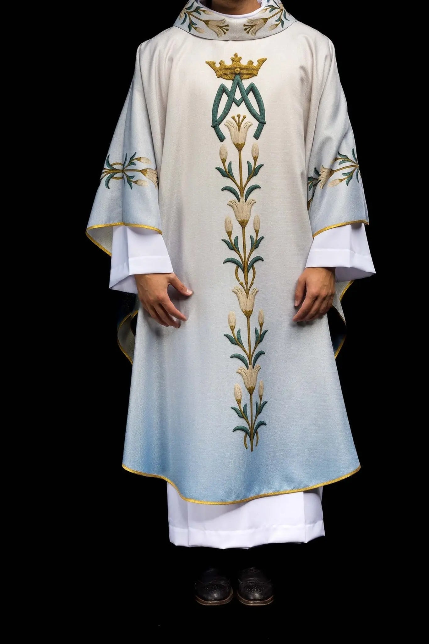 Chasuble mariale imprimée avec motif de lys et monogramme bleu–écru