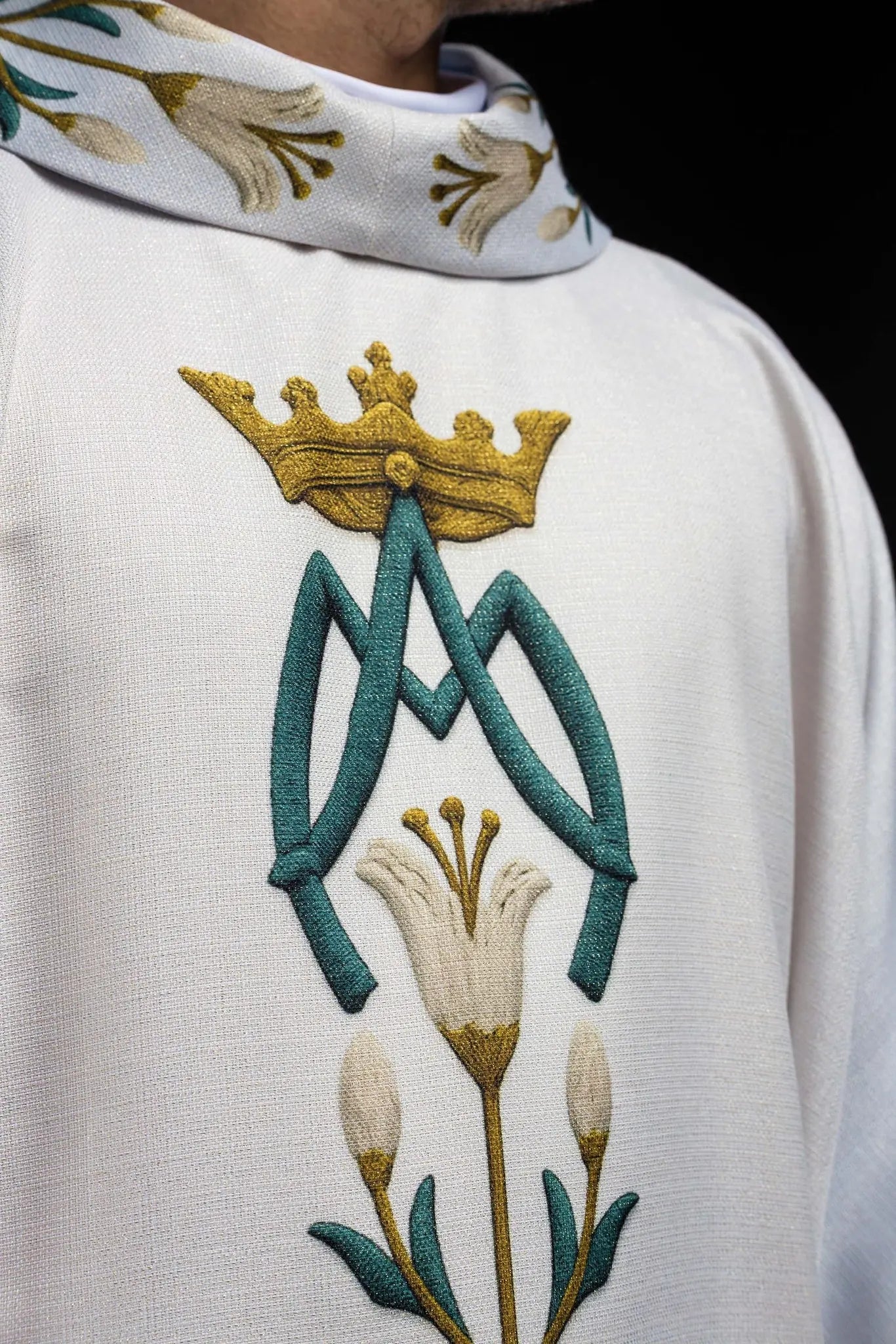 Chasuble mariale imprimée avec motif de lys et monogramme bleu–écru