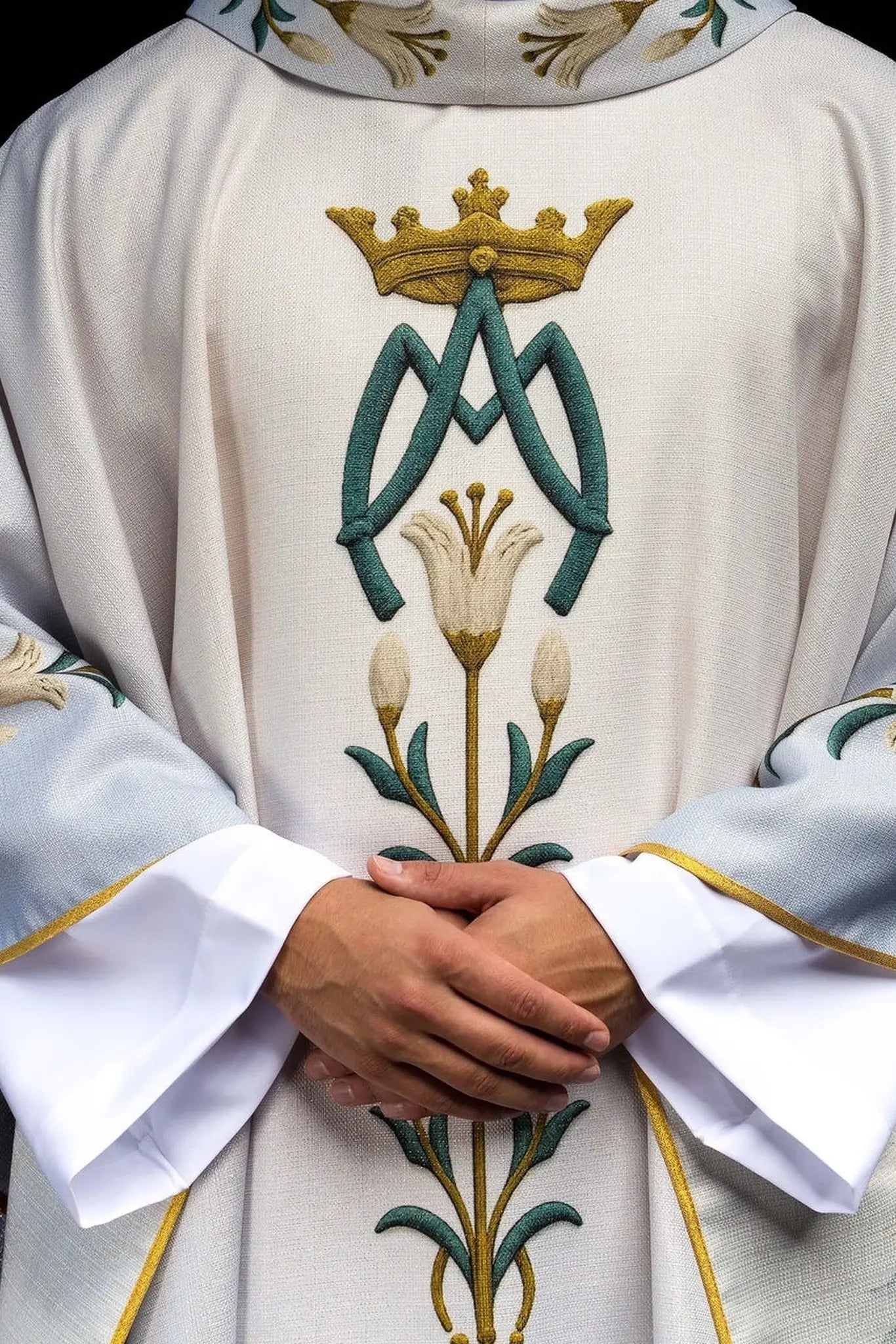 Chasuble mariale imprimée avec motif de lys et monogramme bleu–écru