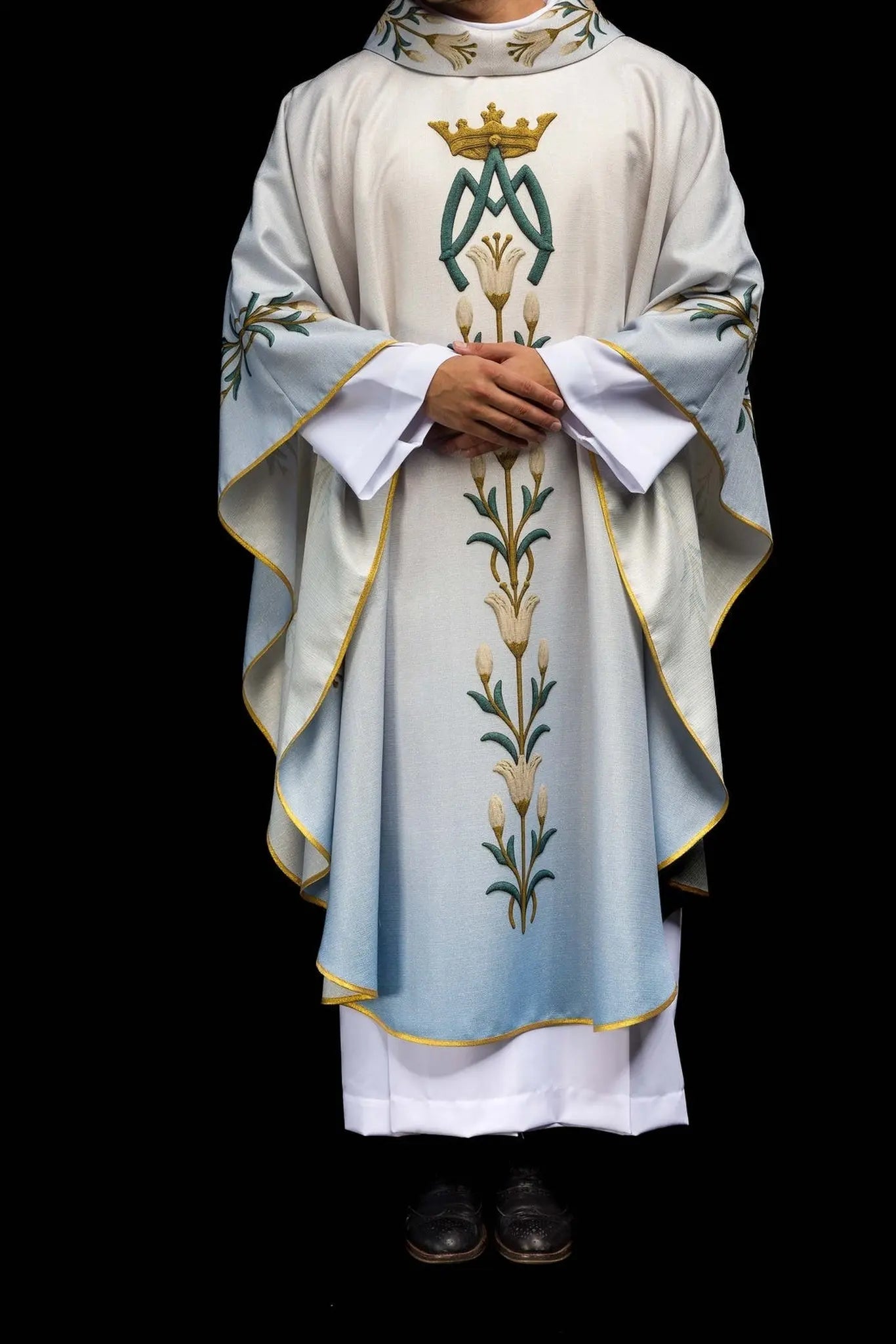 Chasuble mariale imprimée avec motif de lys et monogramme bleu–écru