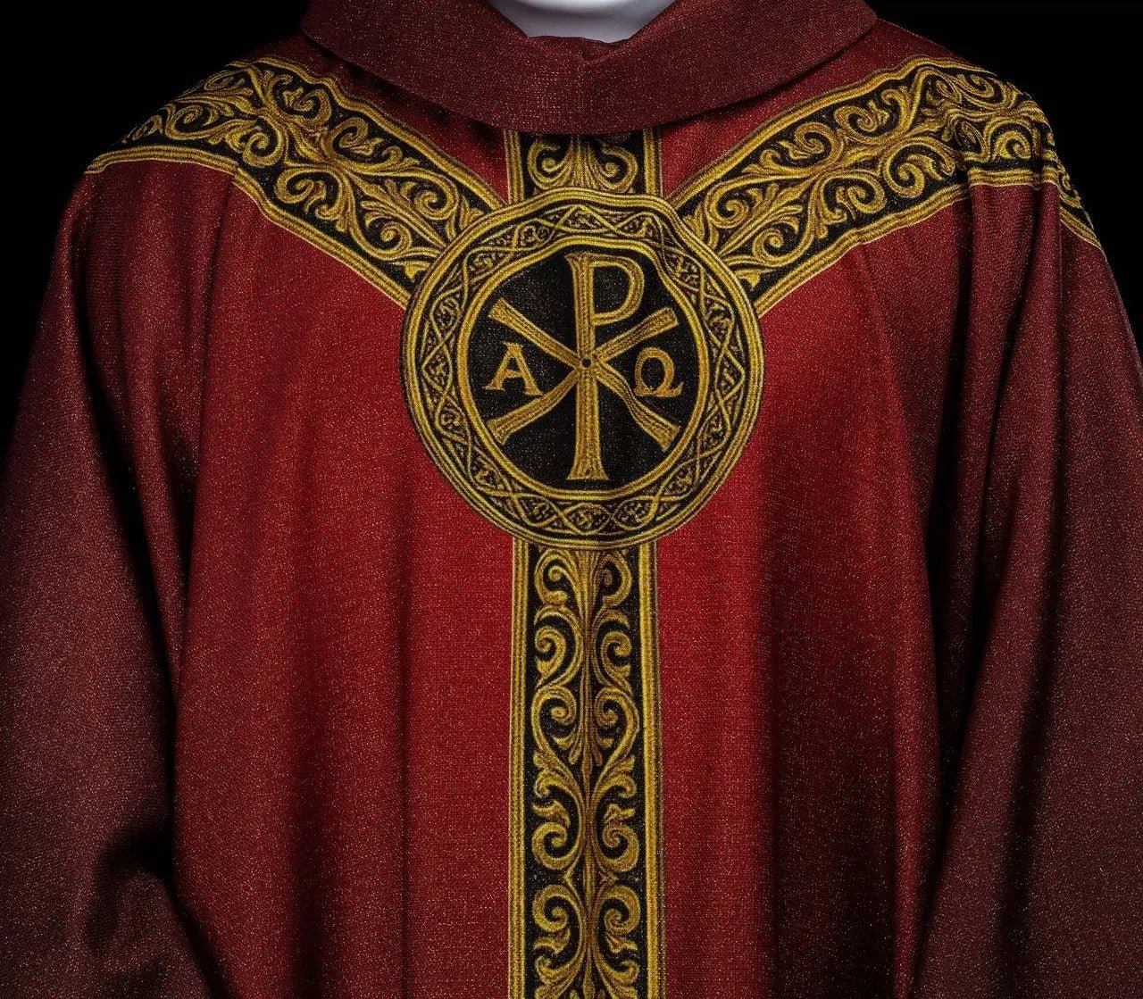 Chasuble rouge Pax avec ornement doré riche