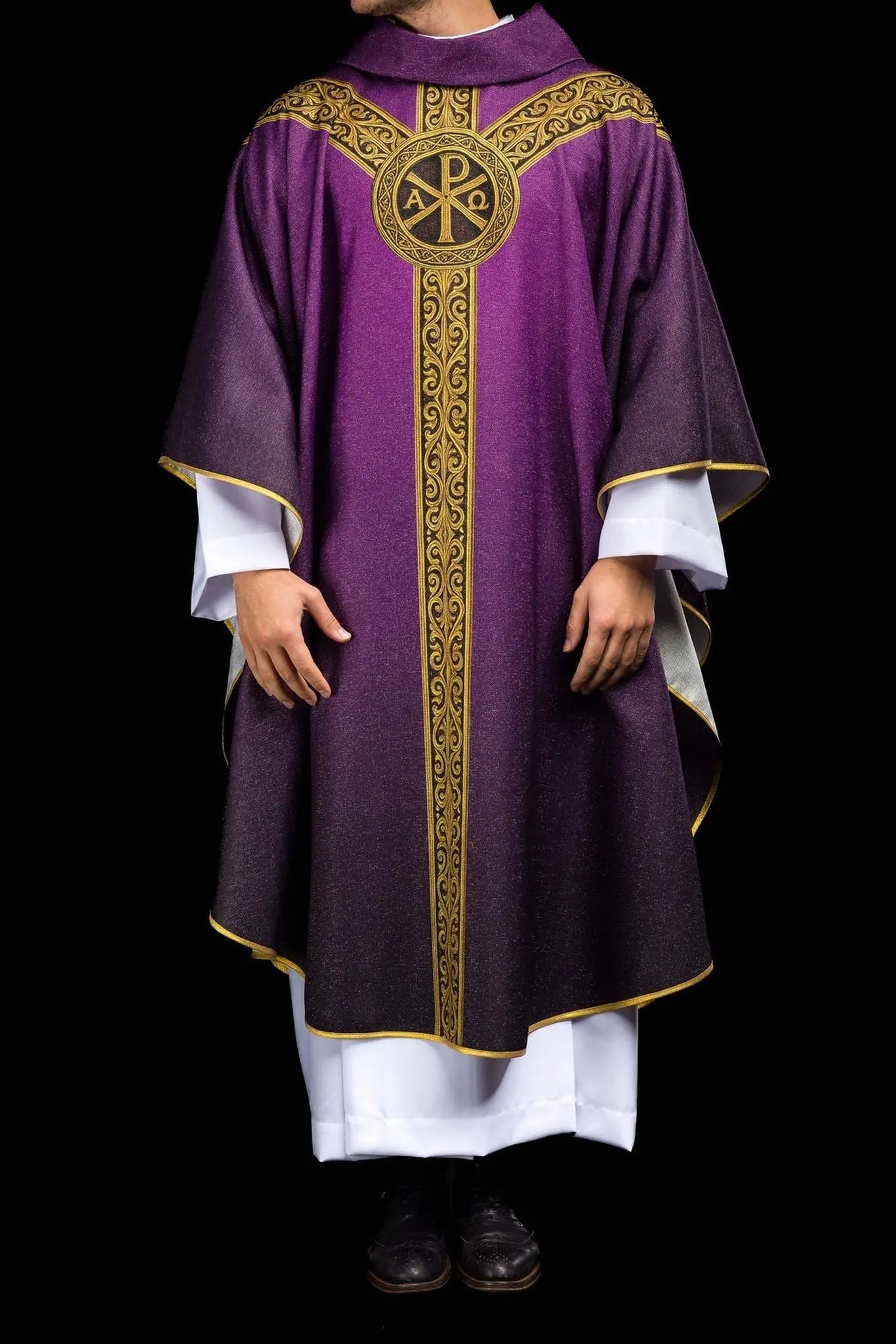 Chasuble violette imprimée « Pax » avec riche décoration dorée