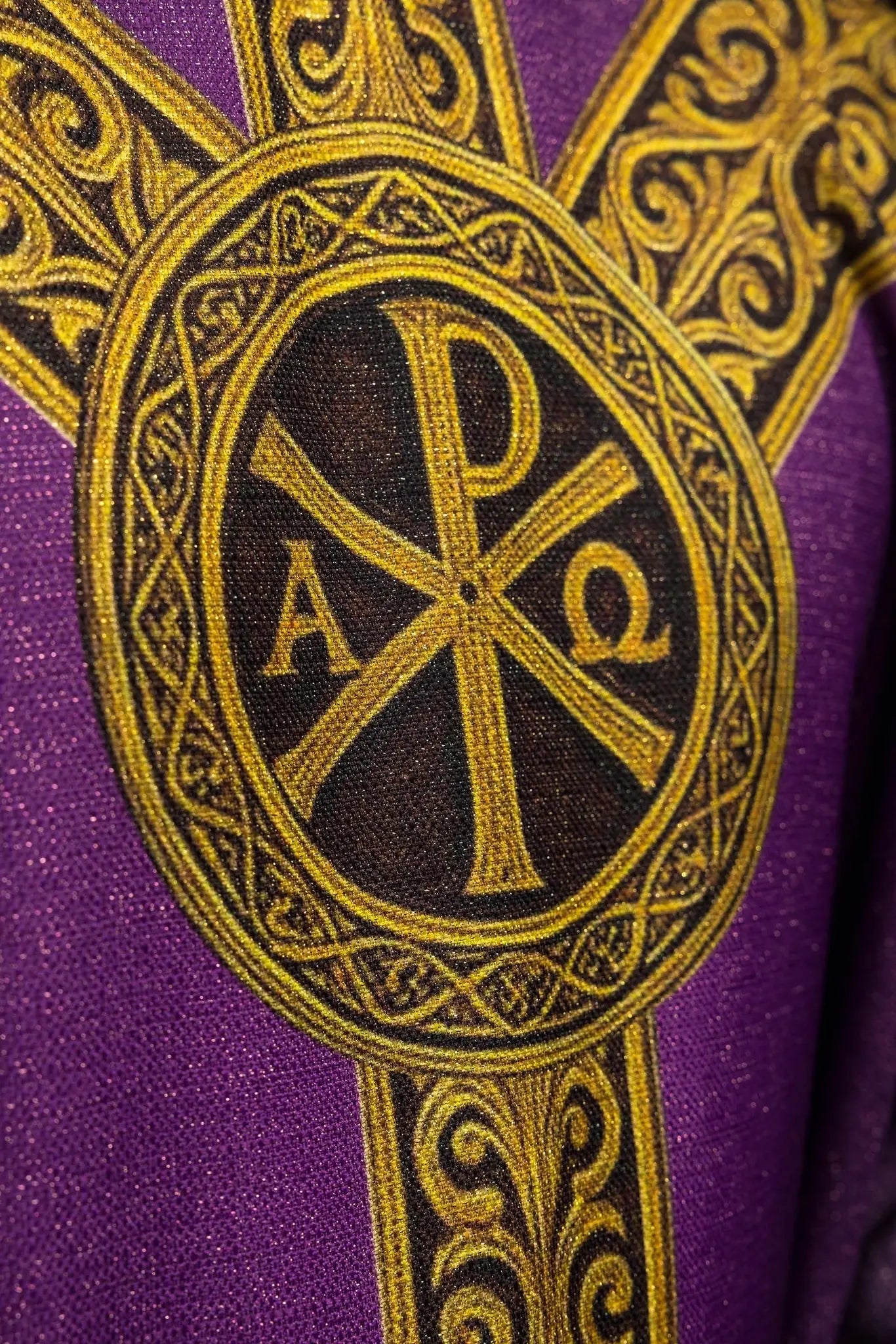 Chasuble violette imprimée « Pax » avec riche décoration dorée