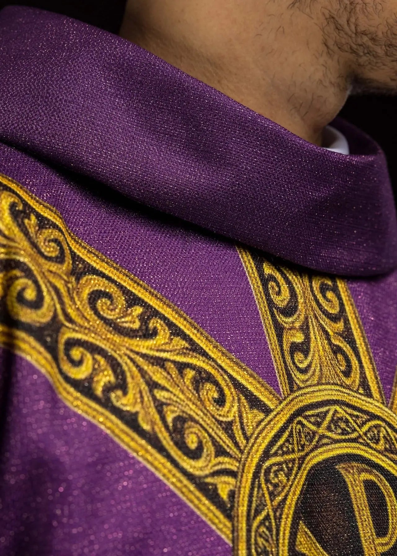 Chasuble violette imprimée « Pax » avec riche décoration dorée