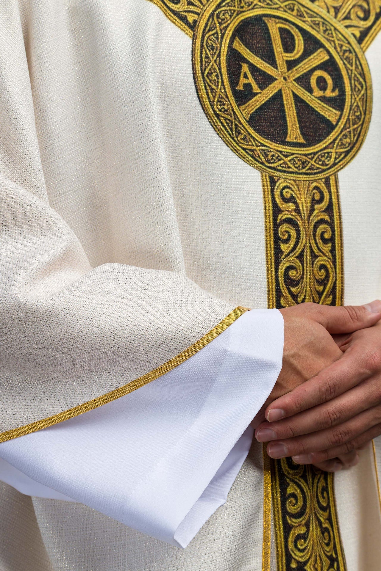 Ornat drukowany Pax Ecru z bogatym złotym zdobieniem - ORNATY.PL