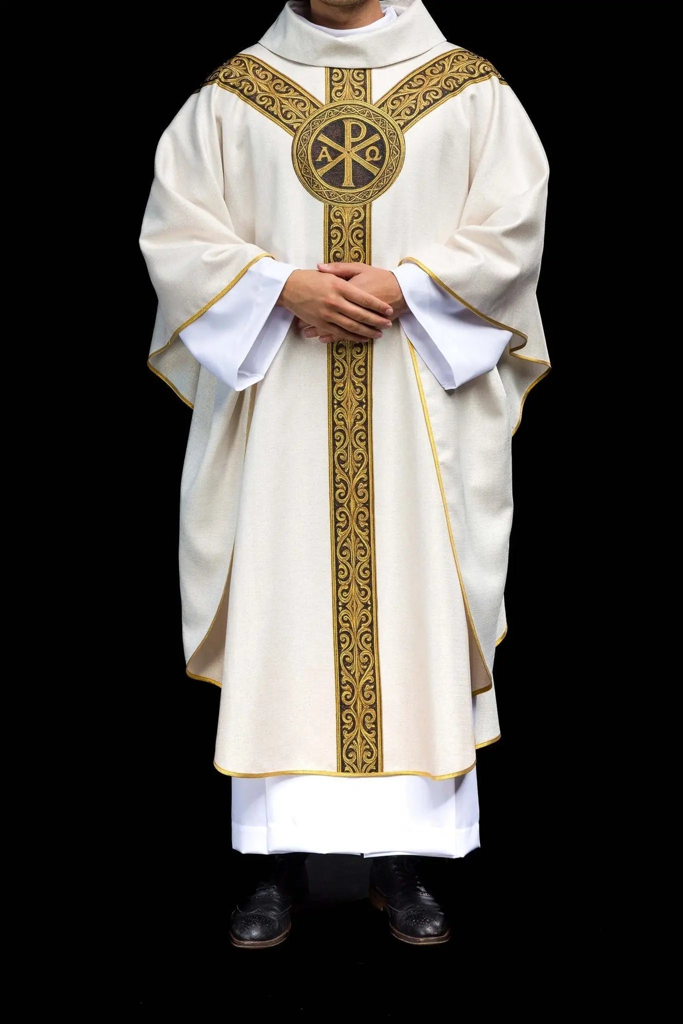 Chasuble écrue imprimée « Pax » avec riche décoration dorée