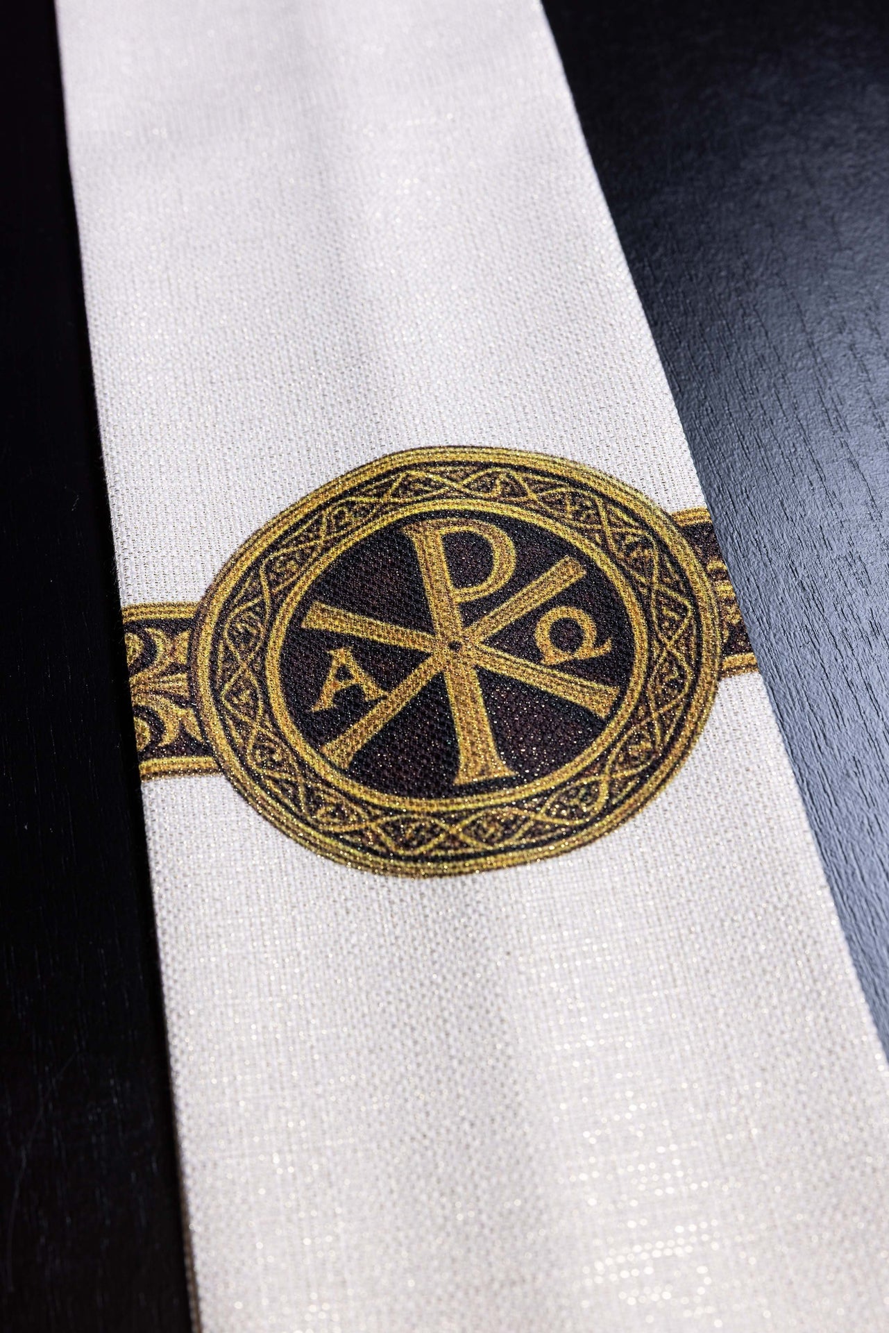 Ornat drukowany Pax Ecru z bogatym złotym zdobieniem - ORNATY.PL