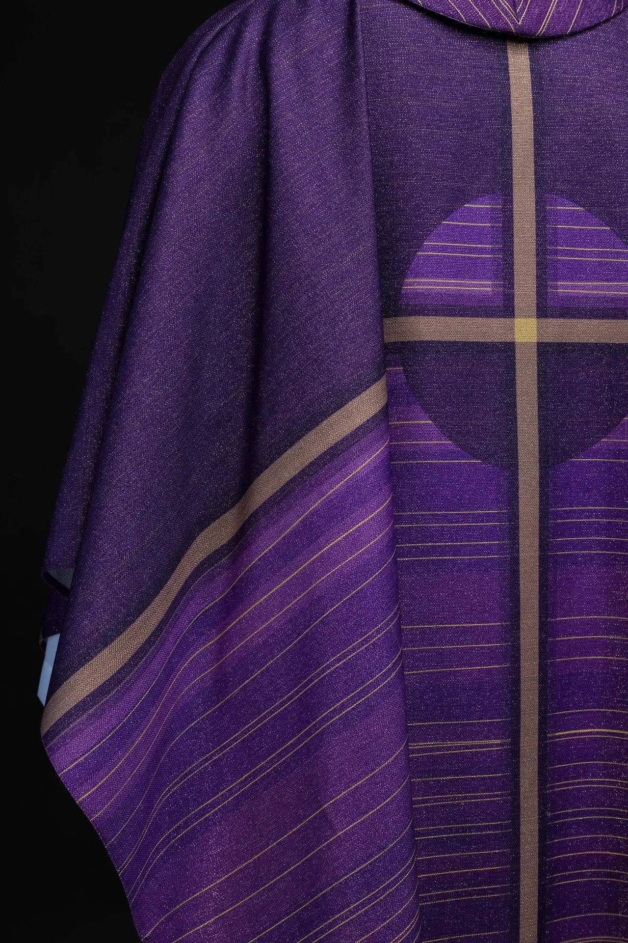 Chasuble violette imprimée avec un motif de croix