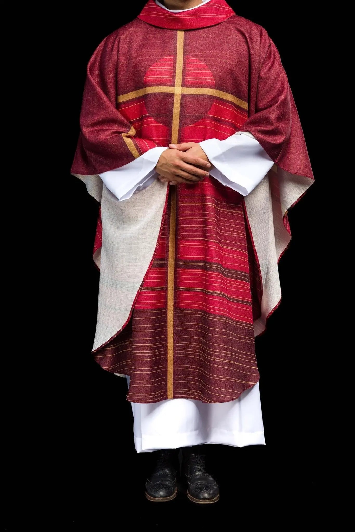 Chasuble rouge imprimée avec un motif de croix