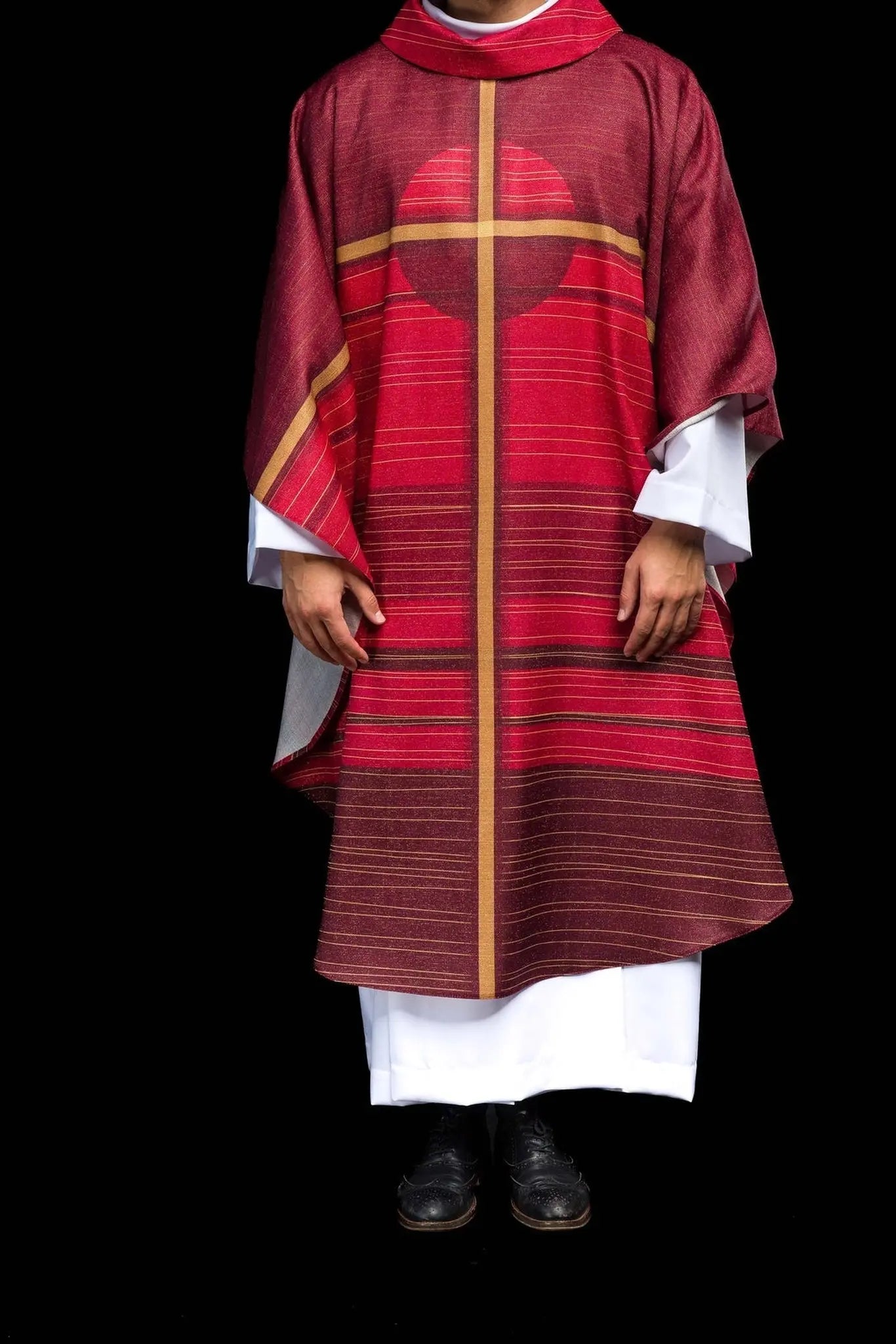 Chasuble rouge imprimée avec un motif de croix