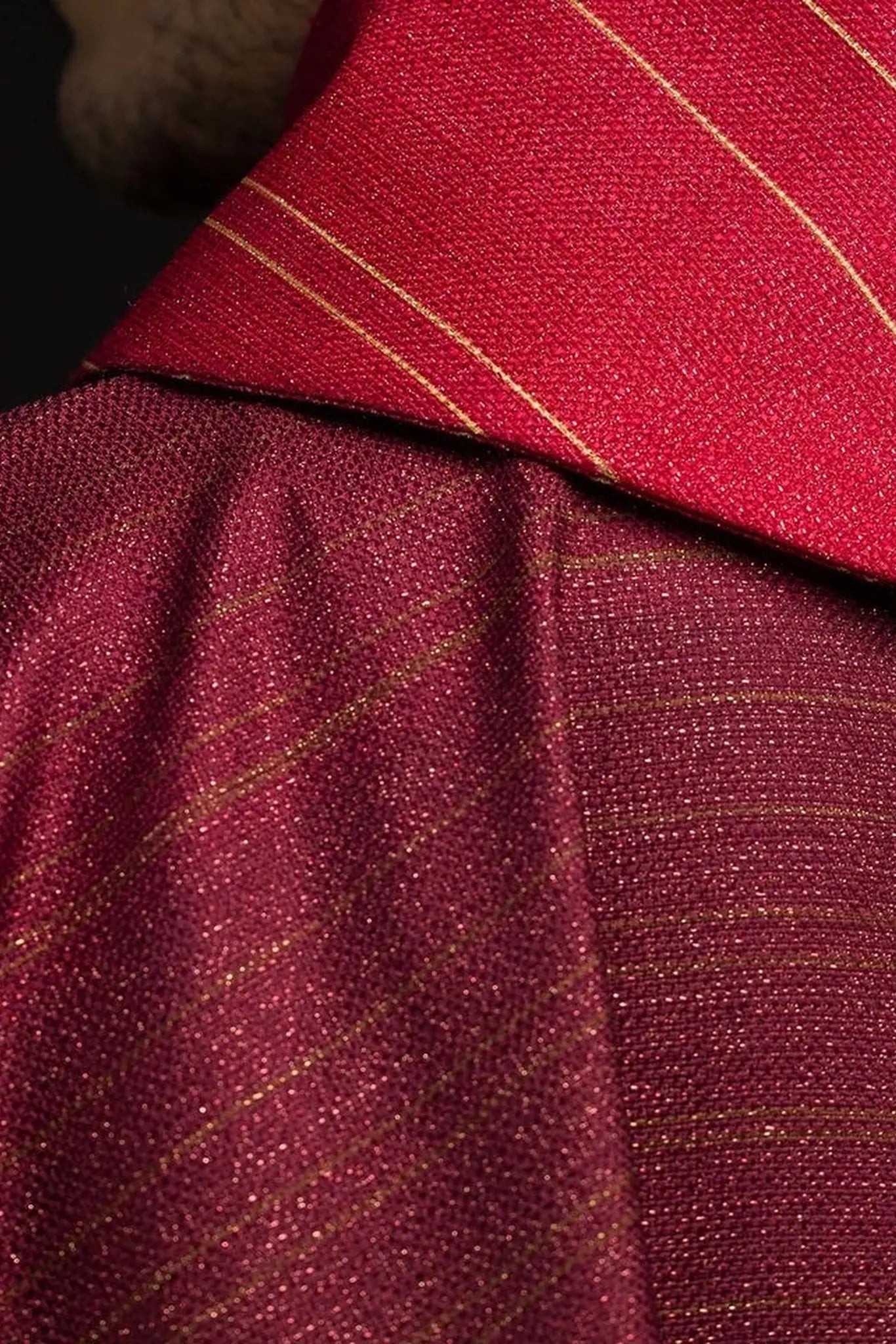 Chasuble rouge imprimée avec un motif de croix