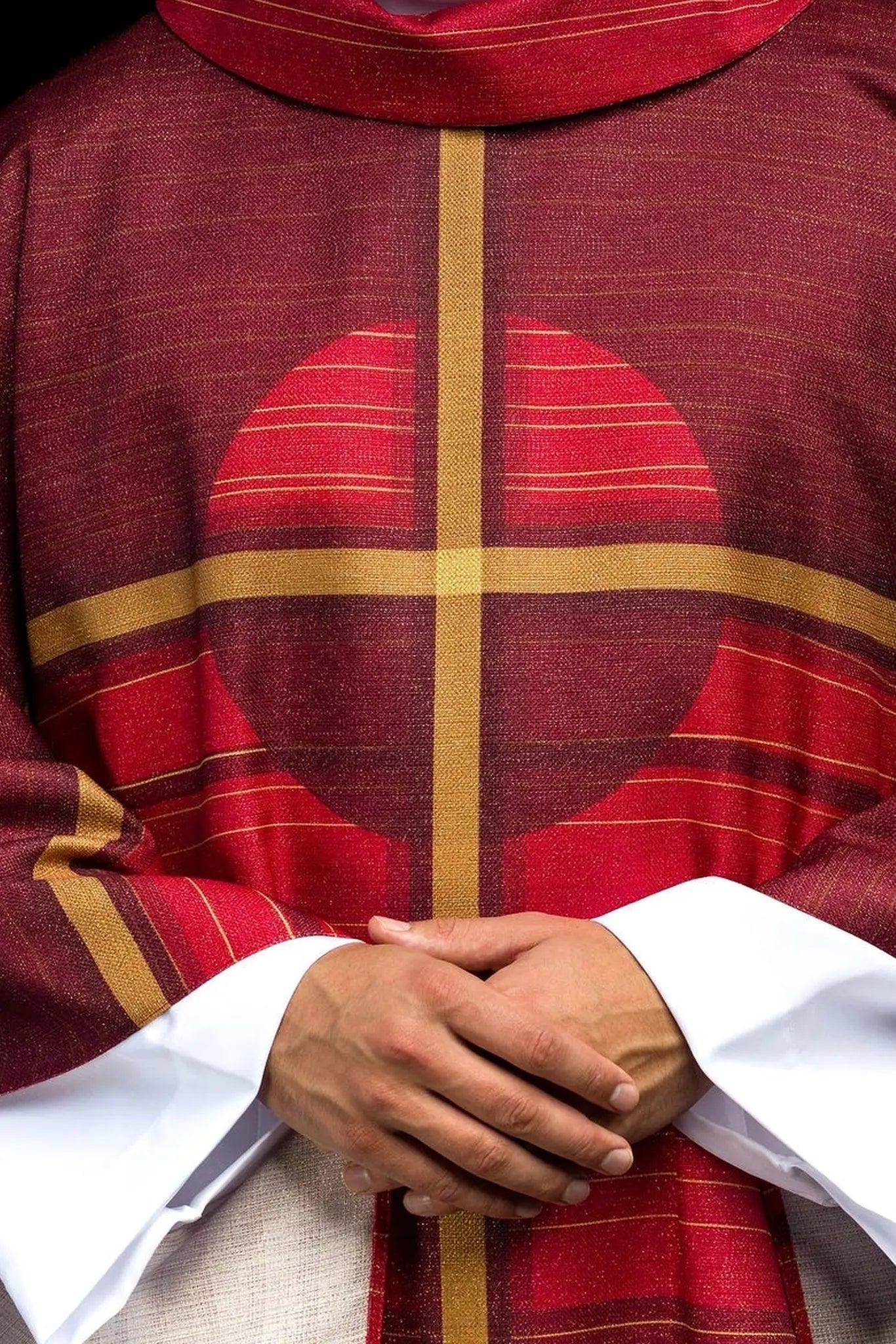 Chasuble rouge imprimée avec un motif de croix