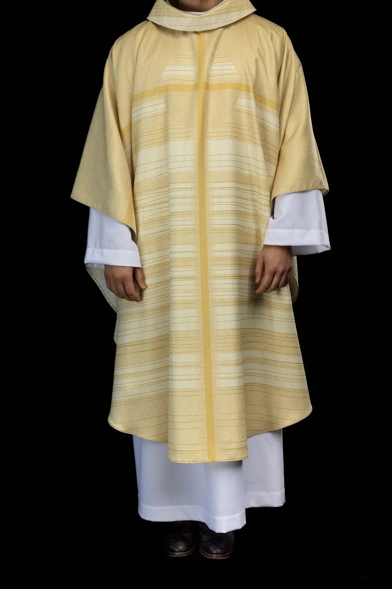 Chasuble écrue imprimée avec motif croix
