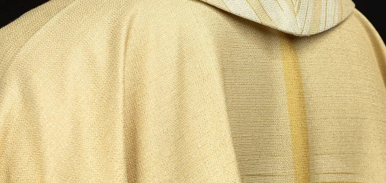 Chasuble écrue imprimée avec motif croix