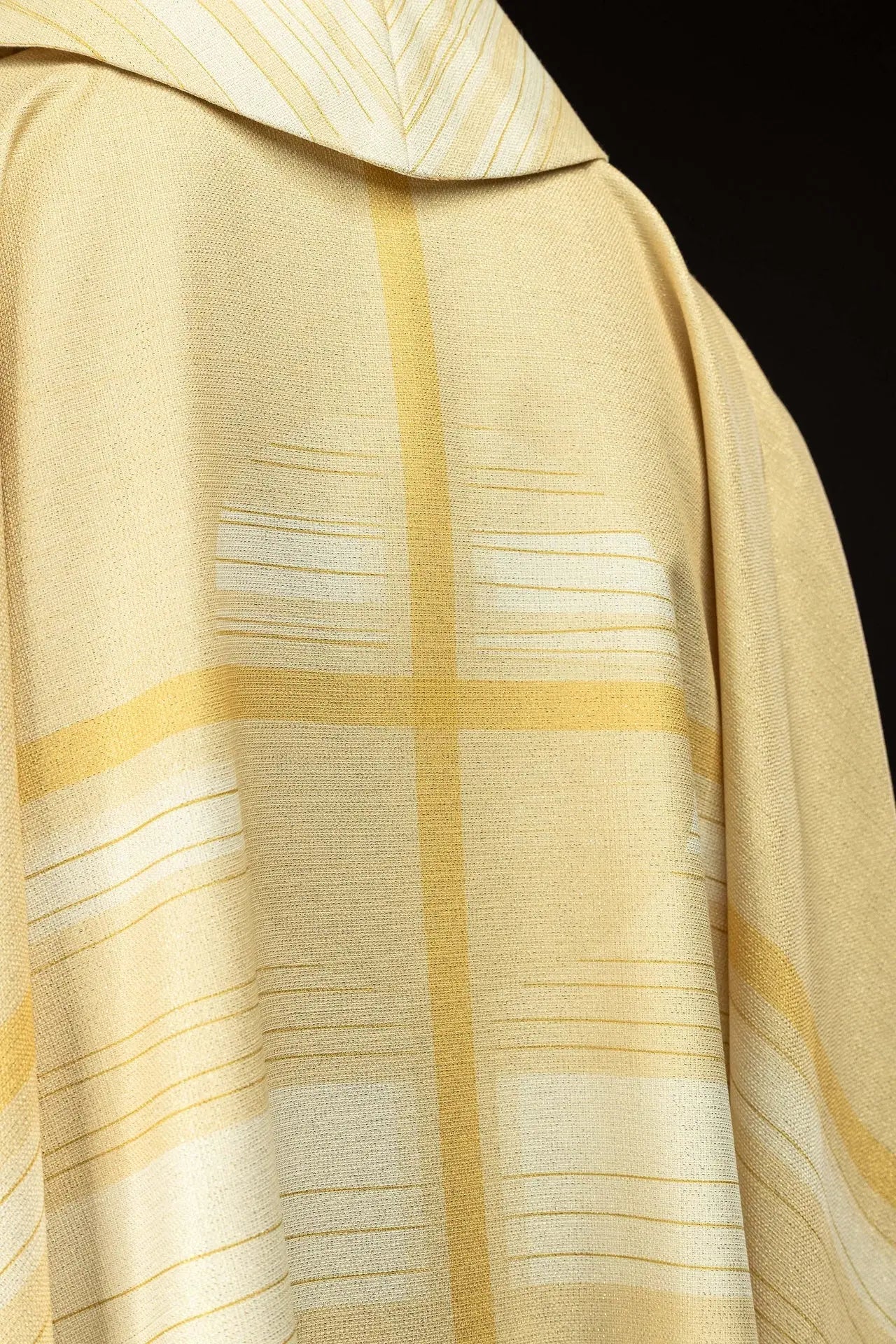 Chasuble écrue imprimée avec motif croix