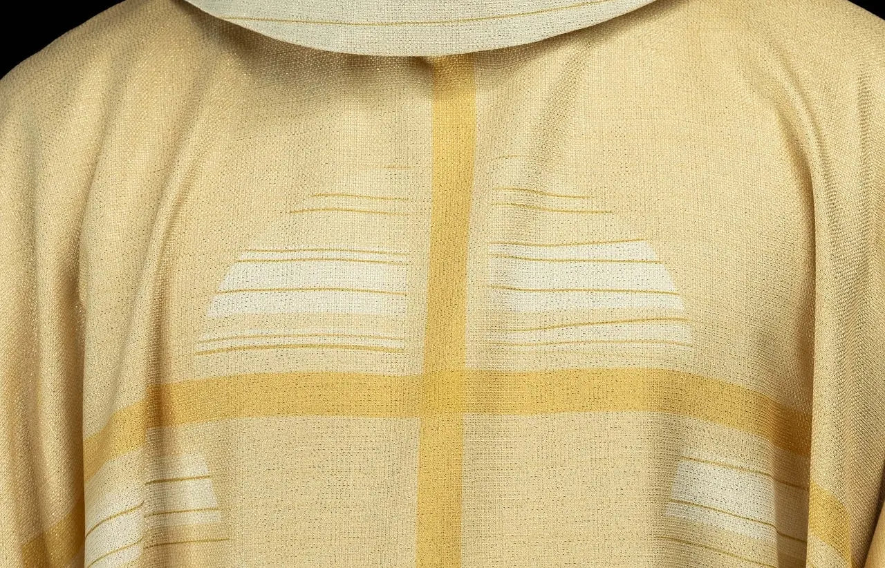 Chasuble écrue imprimée avec motif croix