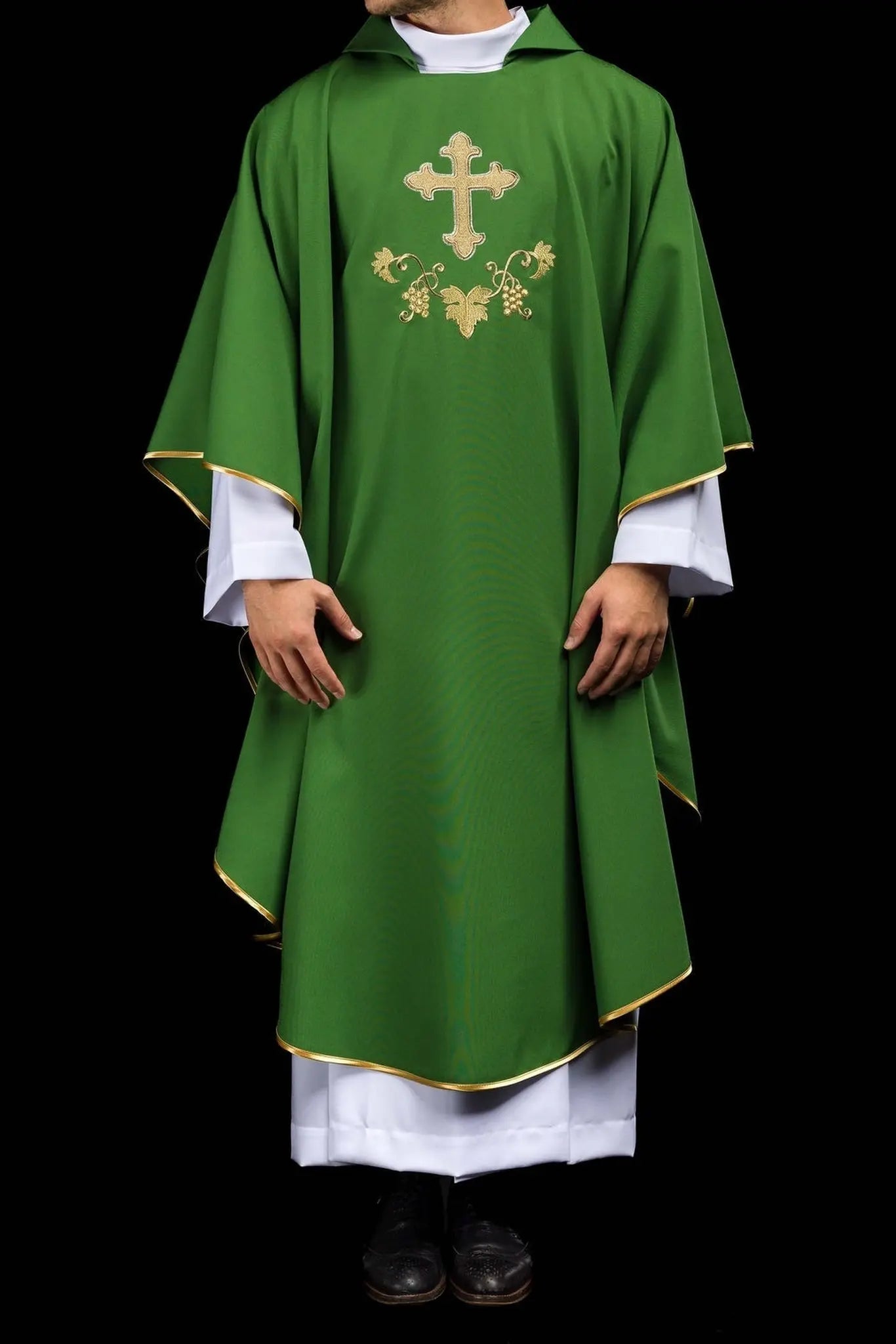 Chasuble brodée avec un symbole de croix et large col vert