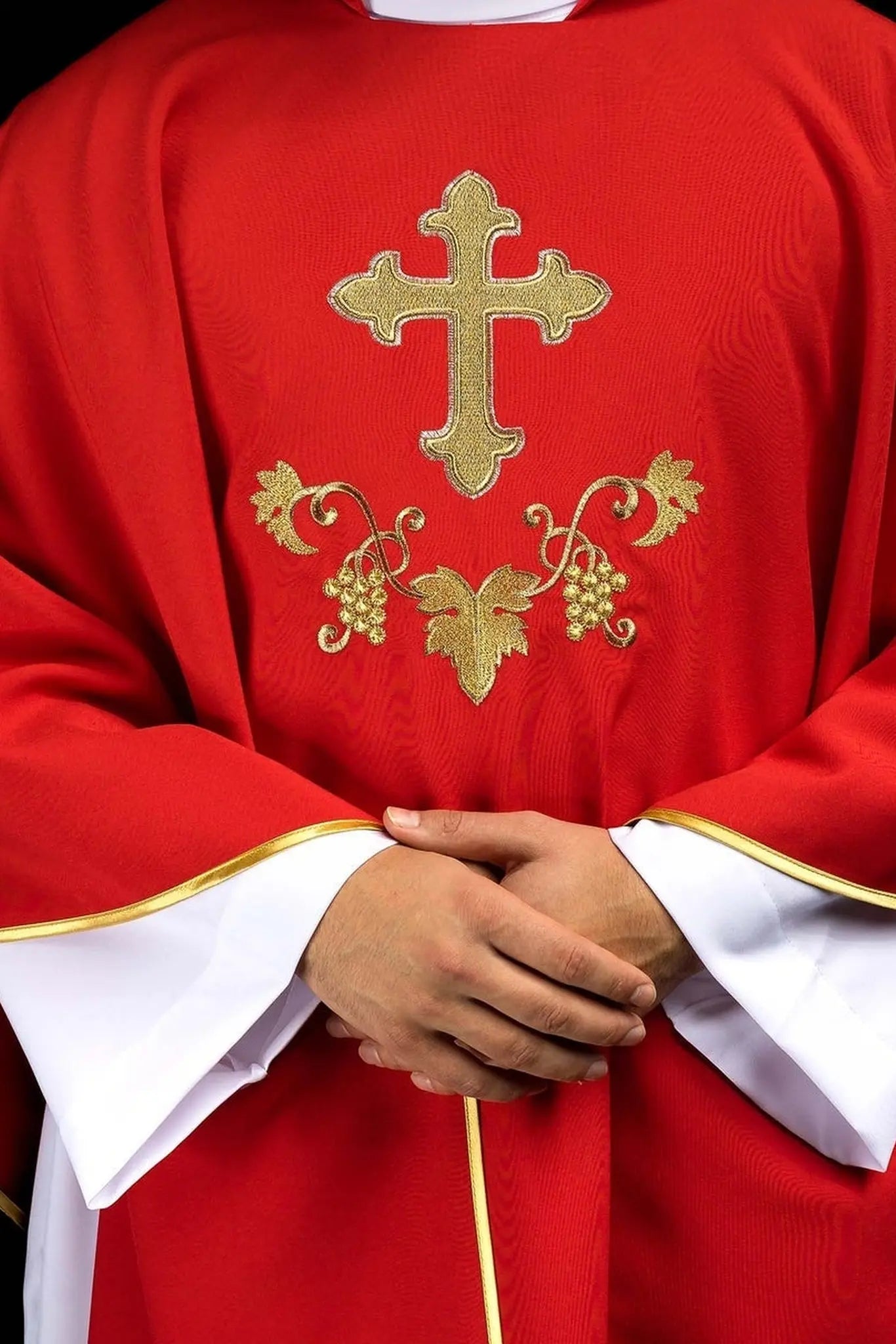 Chasuble brodée avec un symbole de croix et large col rouge