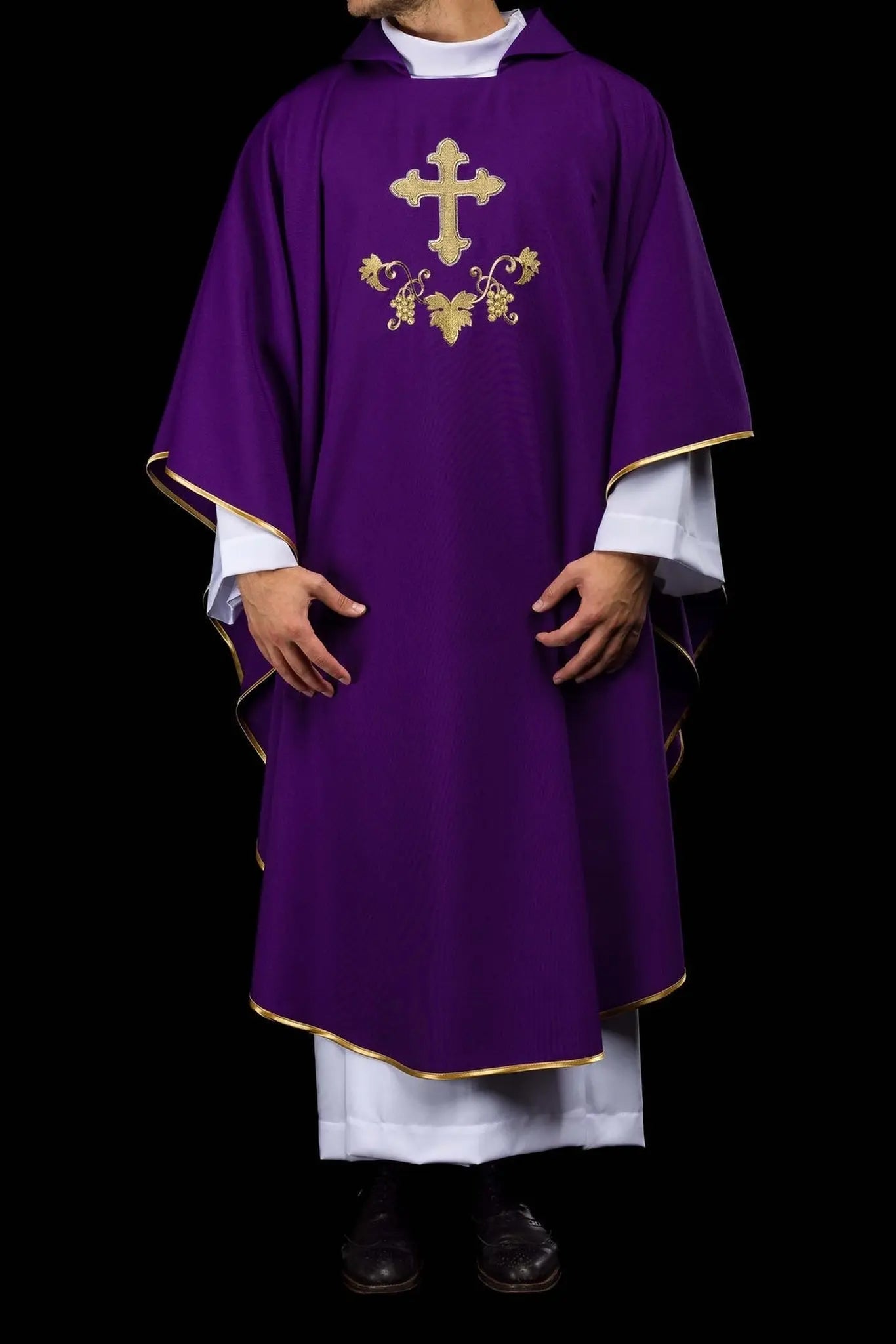Chasuble brodée avec un symbole de croix et large col violet