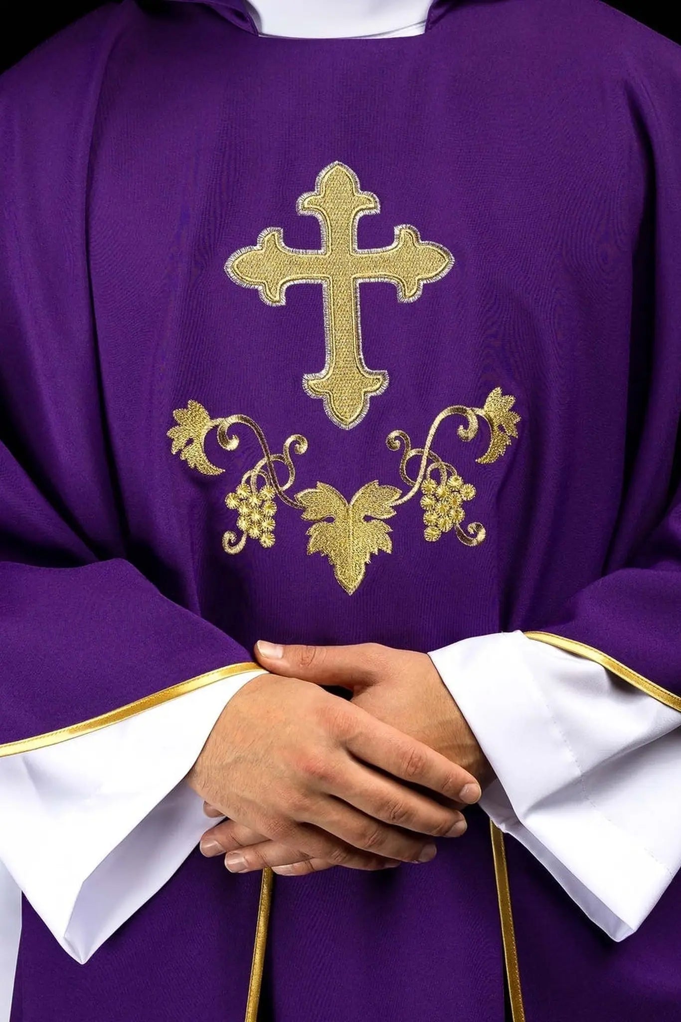 Chasuble brodée avec un symbole de croix et large col violet