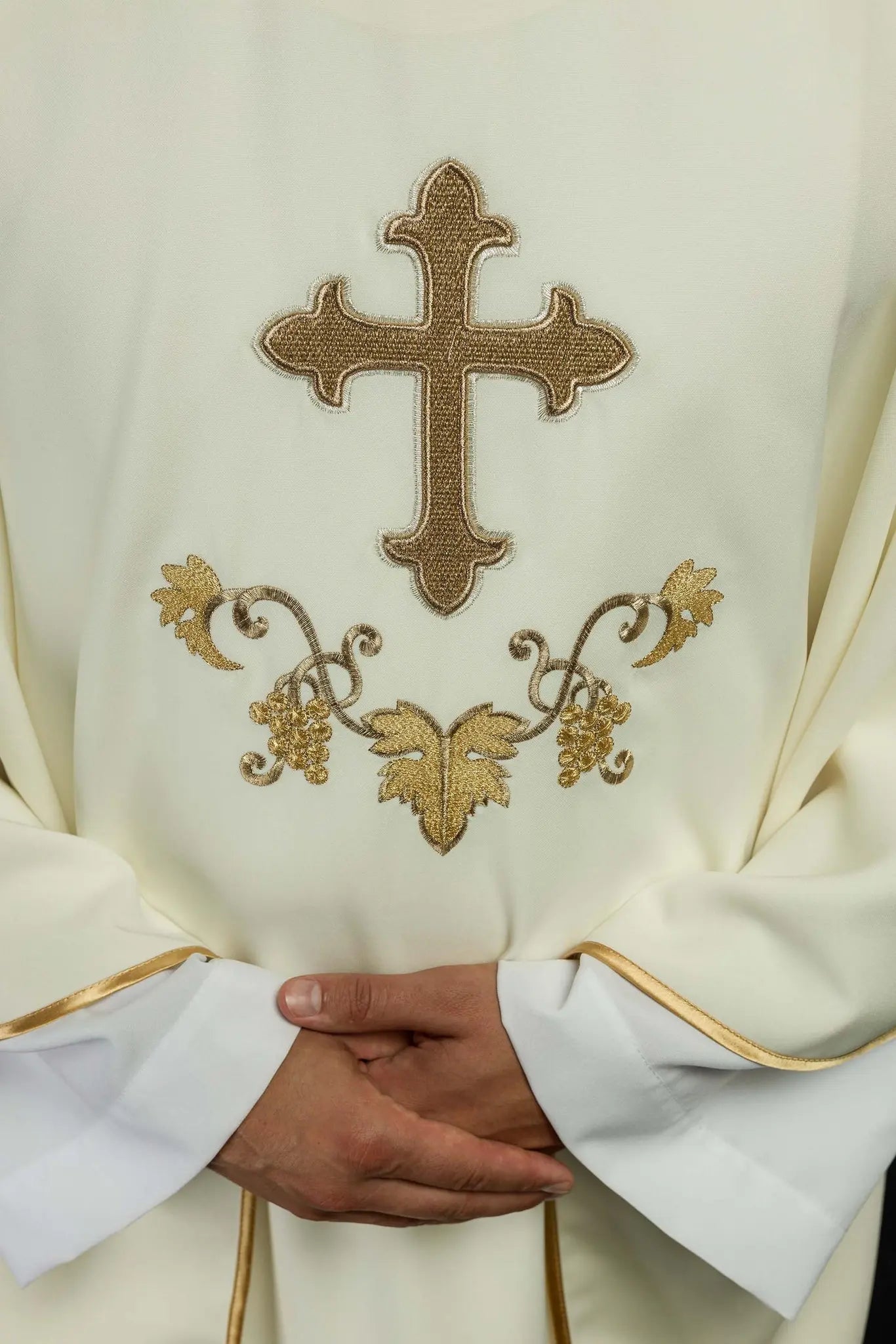 Chasuble écrue brodée avec motif de croix et large col