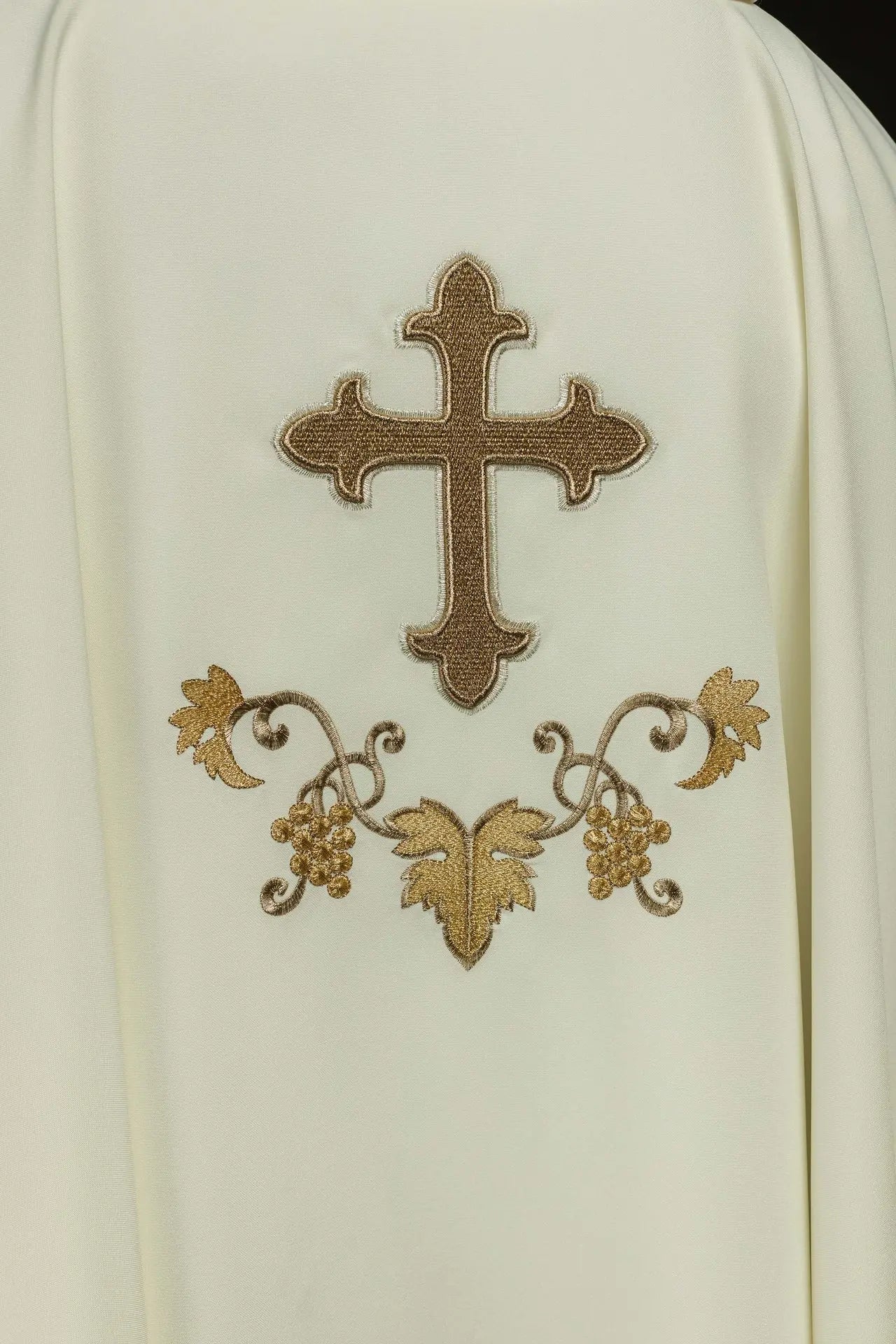 Chasuble écrue brodée avec motif de croix et large col