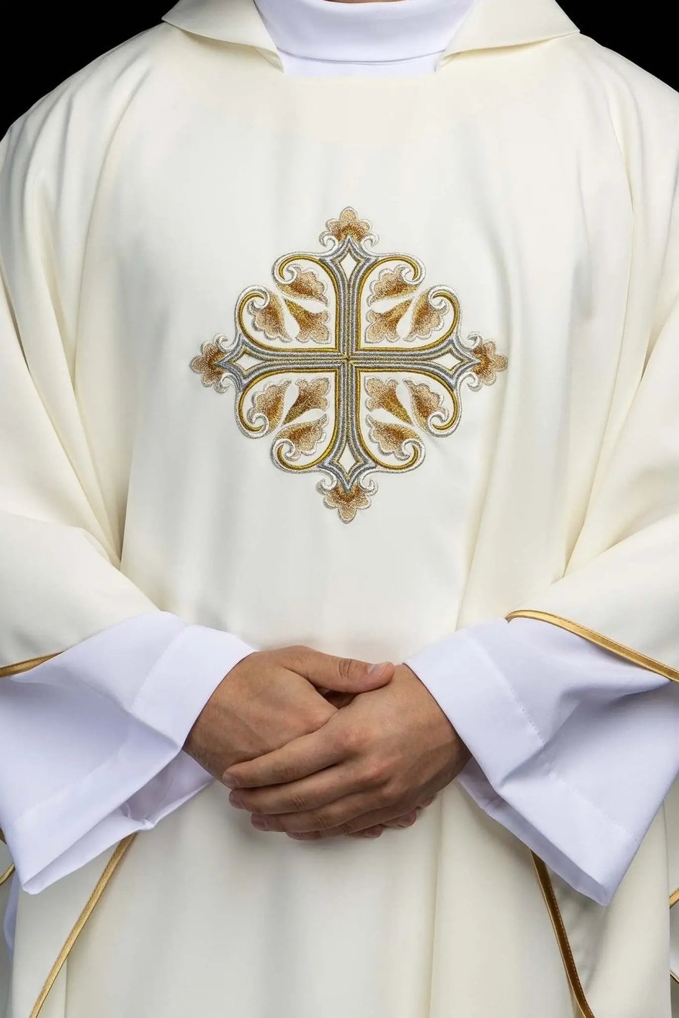 Chasuble écrue brodée avec Croix ornementale et large col