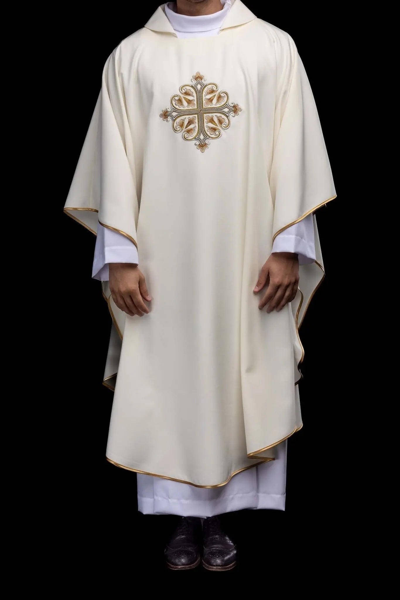 Chasuble écrue brodée avec Croix ornementale et large col