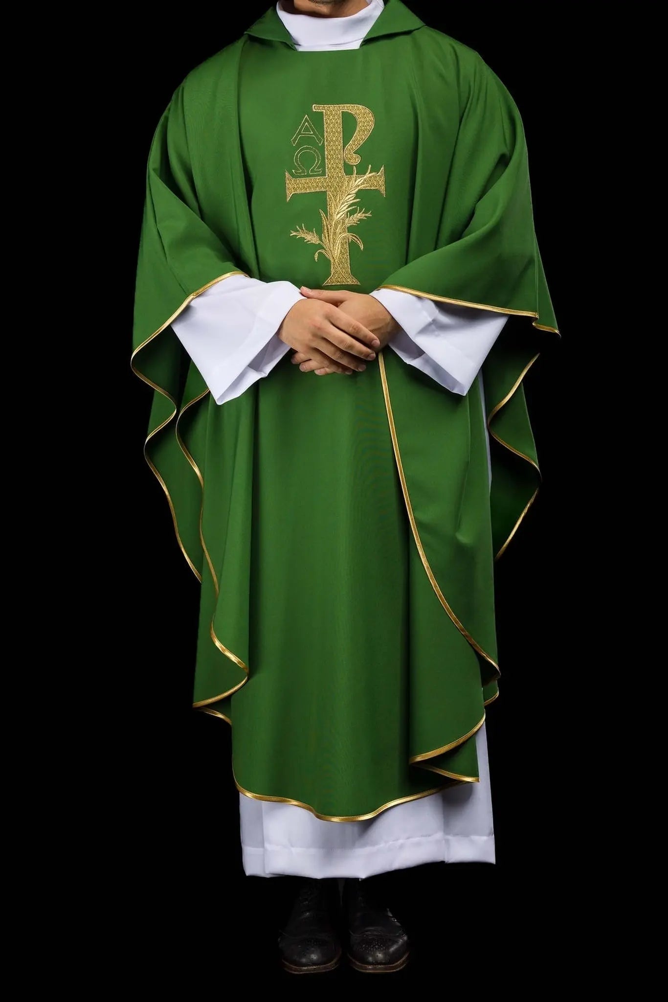 Chasuble brodée avec le symbole Alpha et Oméga et large col vert