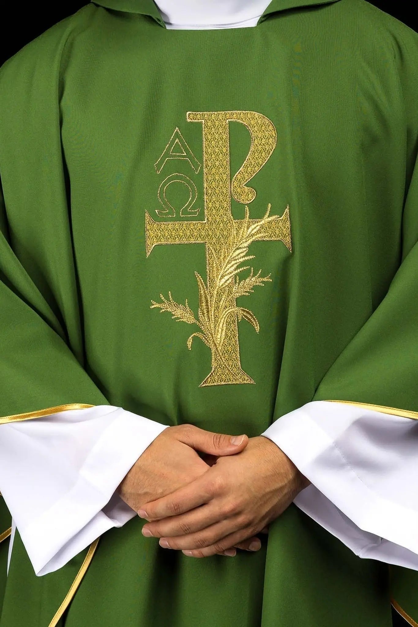 Chasuble brodée avec le symbole Alpha et Oméga et large col vert