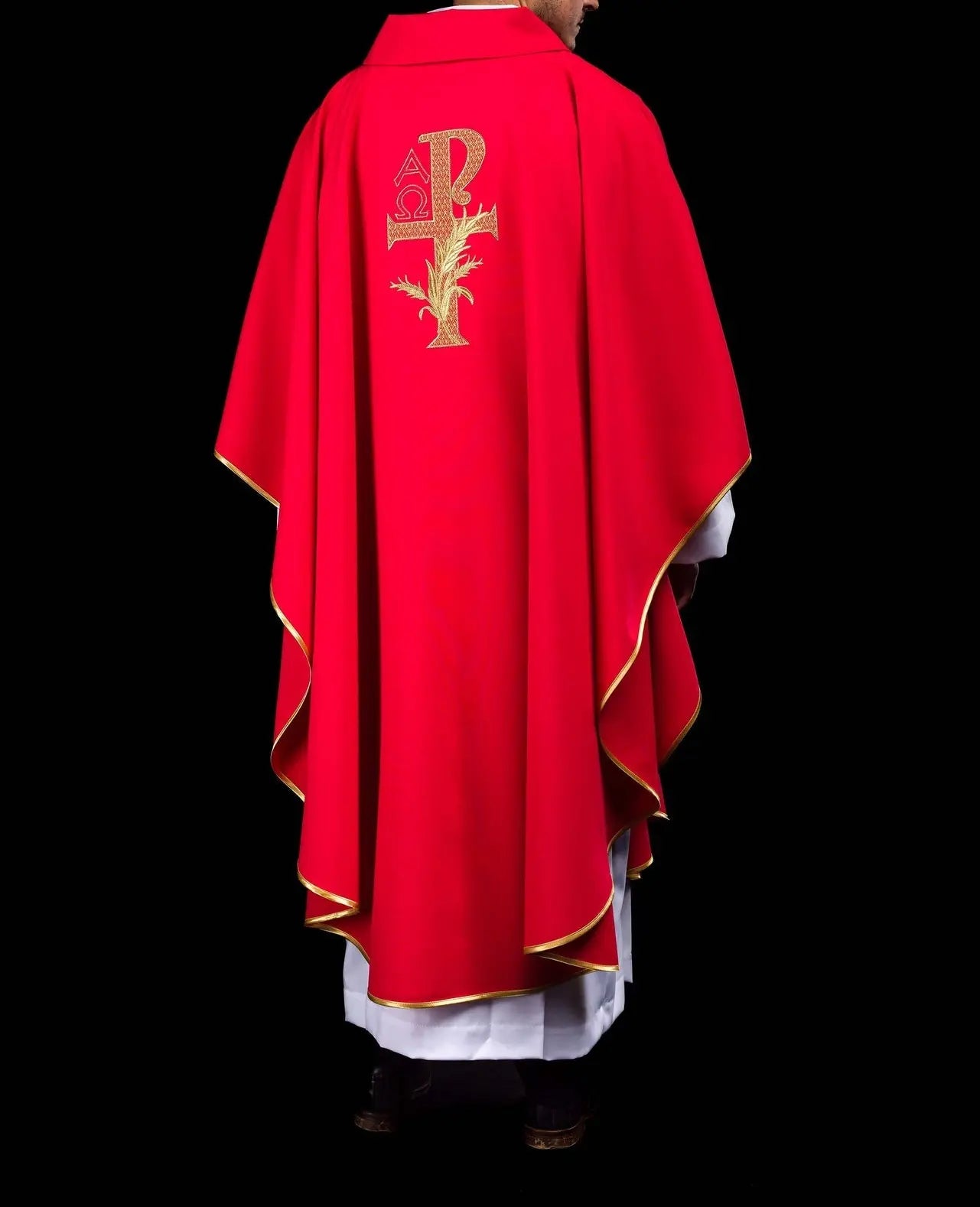 Chasuble brodée avec le symbole Alpha et Oméga et large col rouge