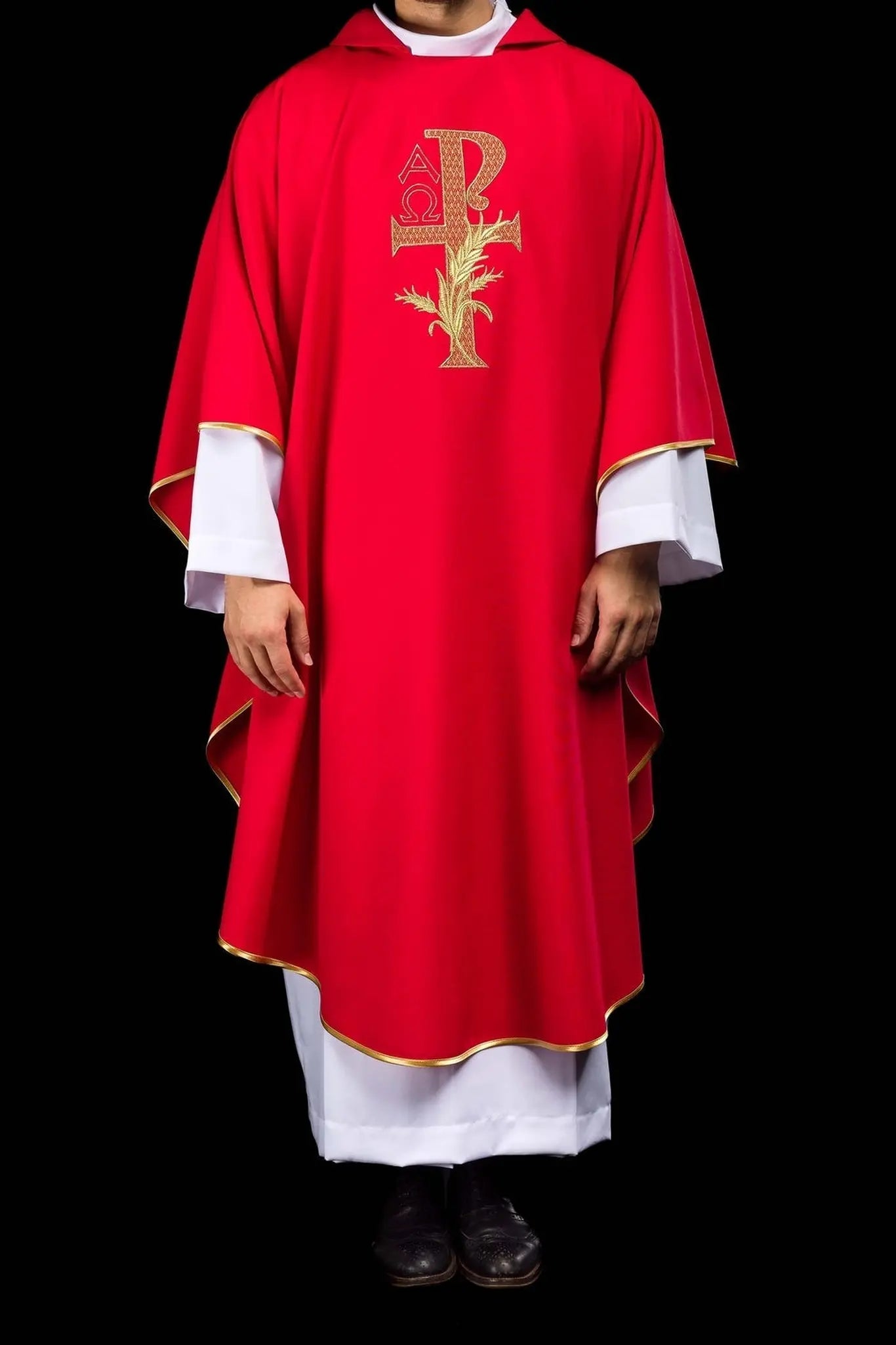 Chasuble brodée avec le symbole Alpha et Oméga et large col rouge