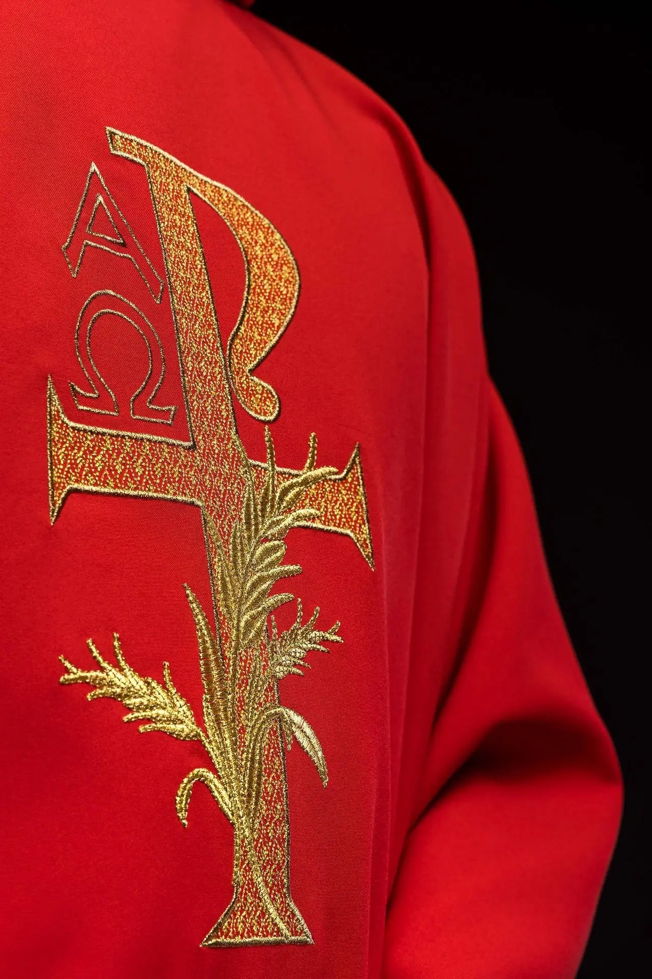 Chasuble brodée avec le symbole Alpha et Oméga et large col rouge