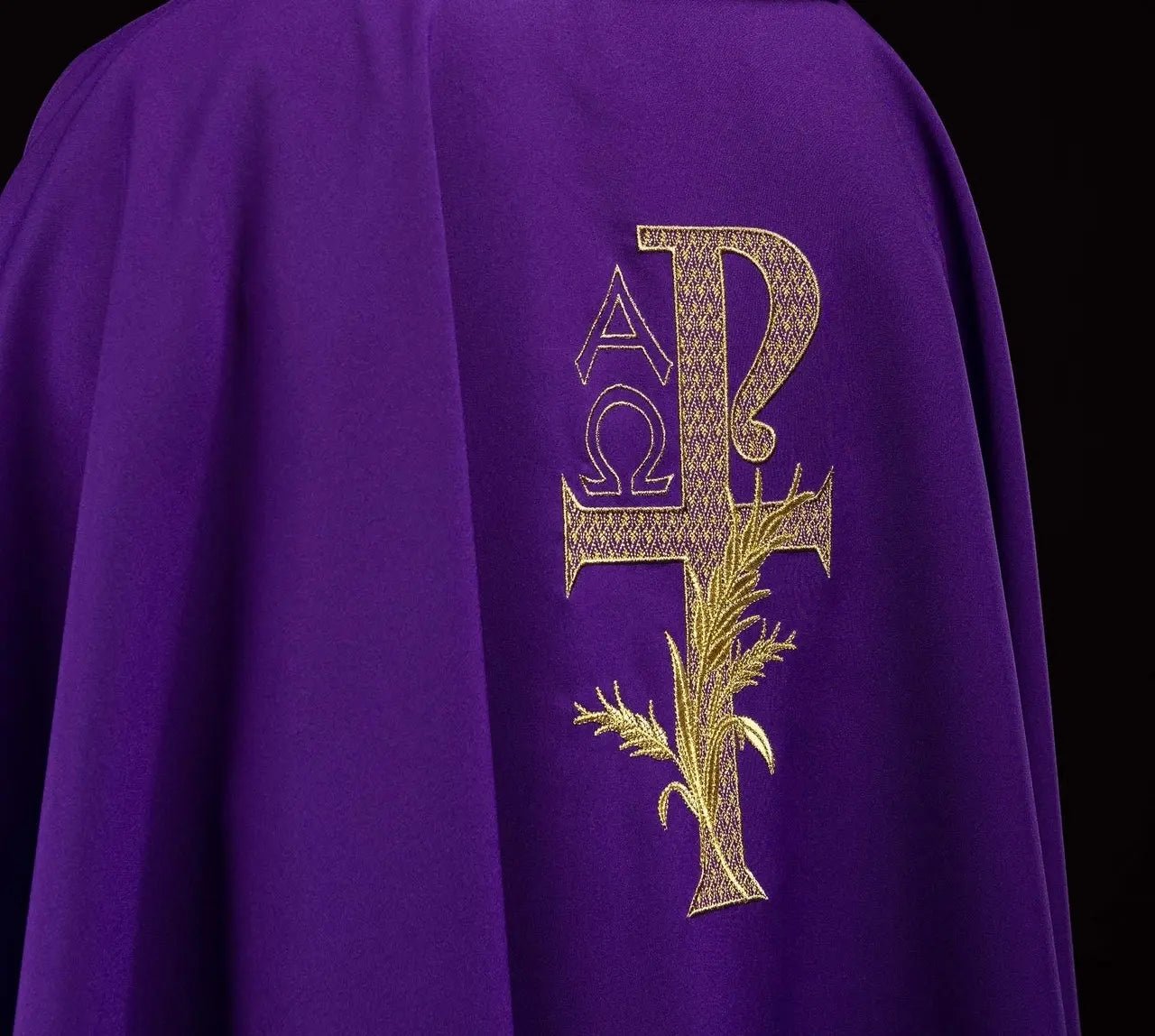 Chasuble brodée avec le symbole Alpha et Oméga et large col violet