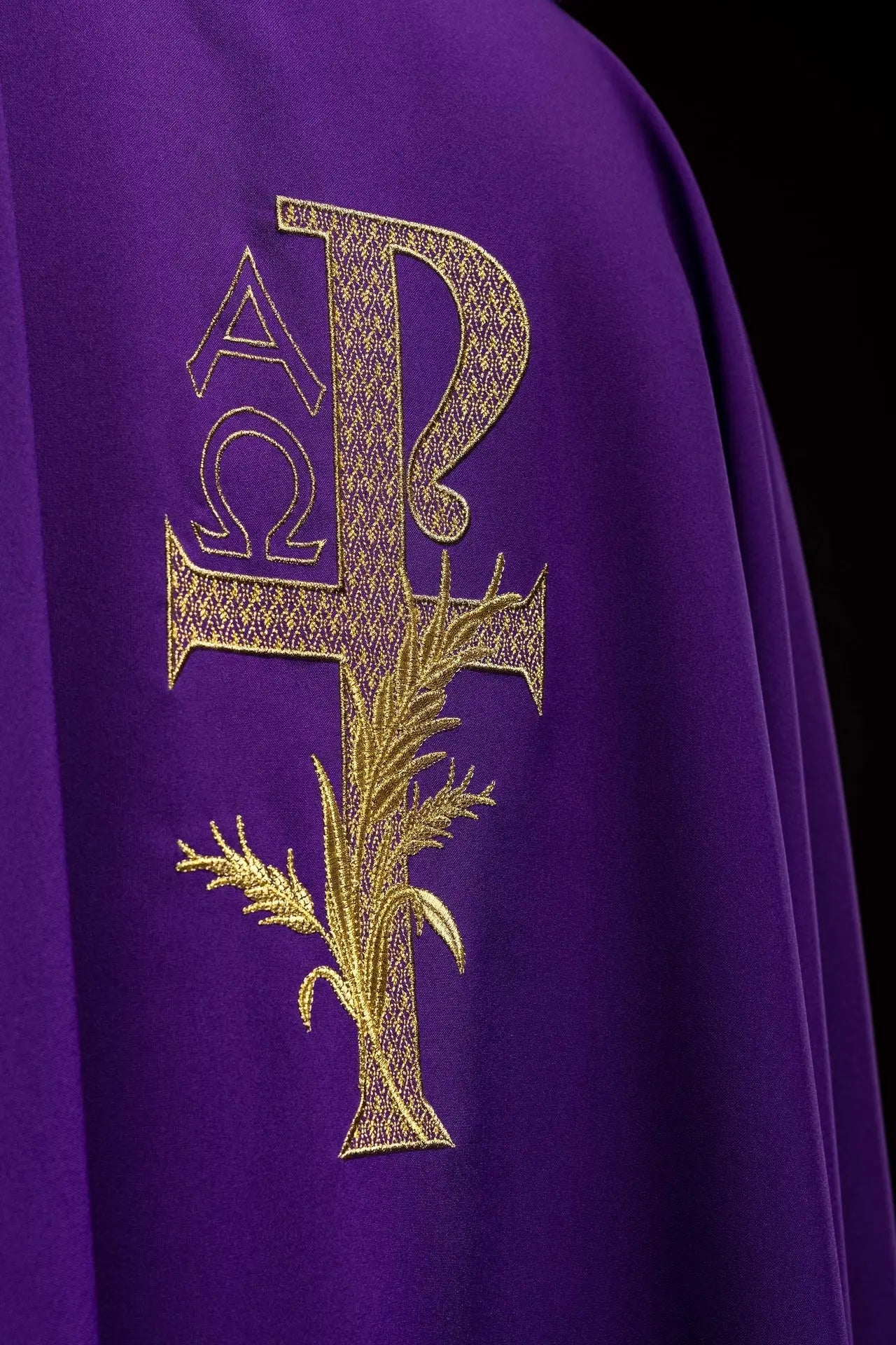 Chasuble brodée avec le symbole Alpha et Oméga et large col violet