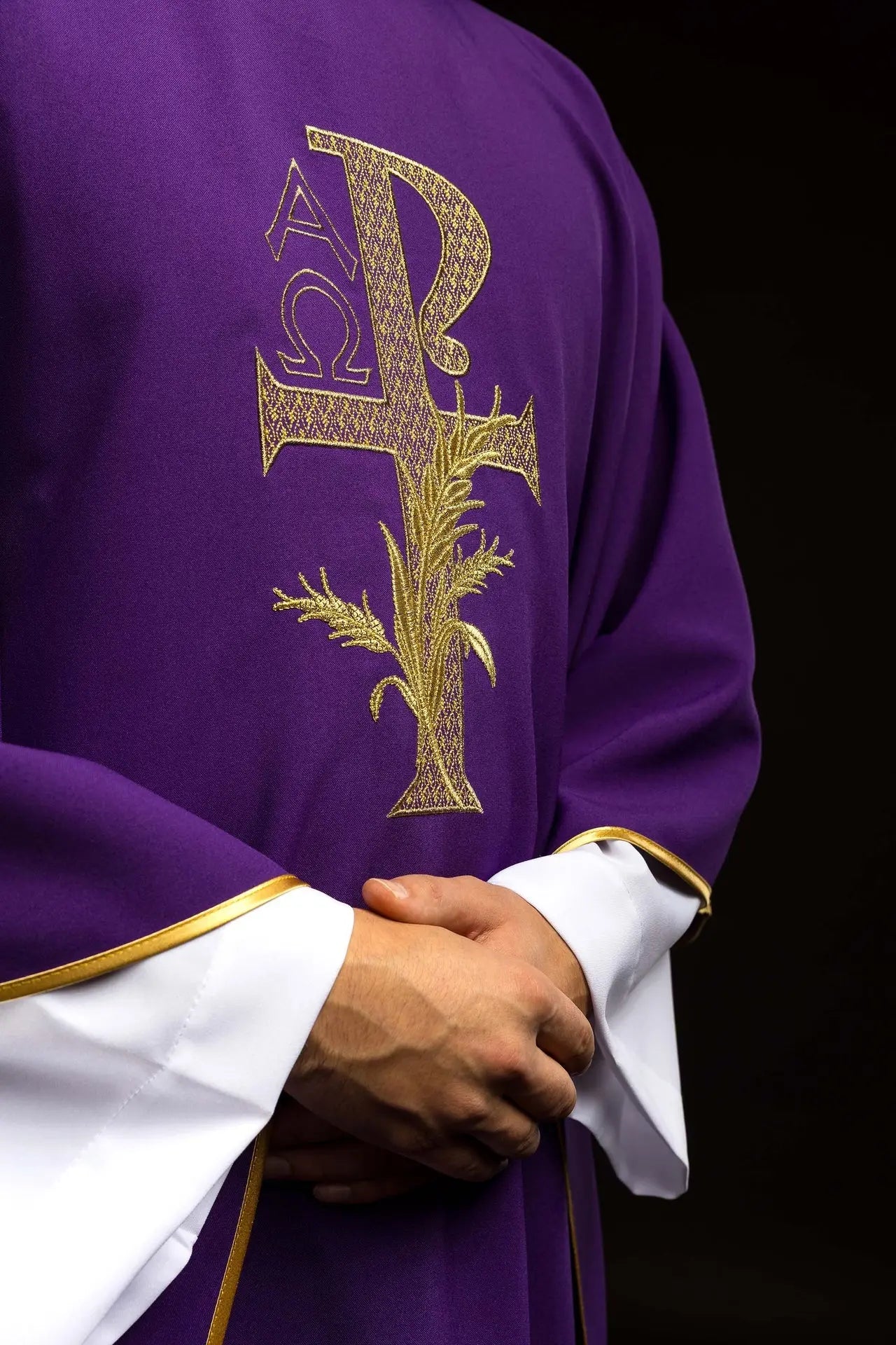 Chasuble brodée avec le symbole Alpha et Oméga et large col violet