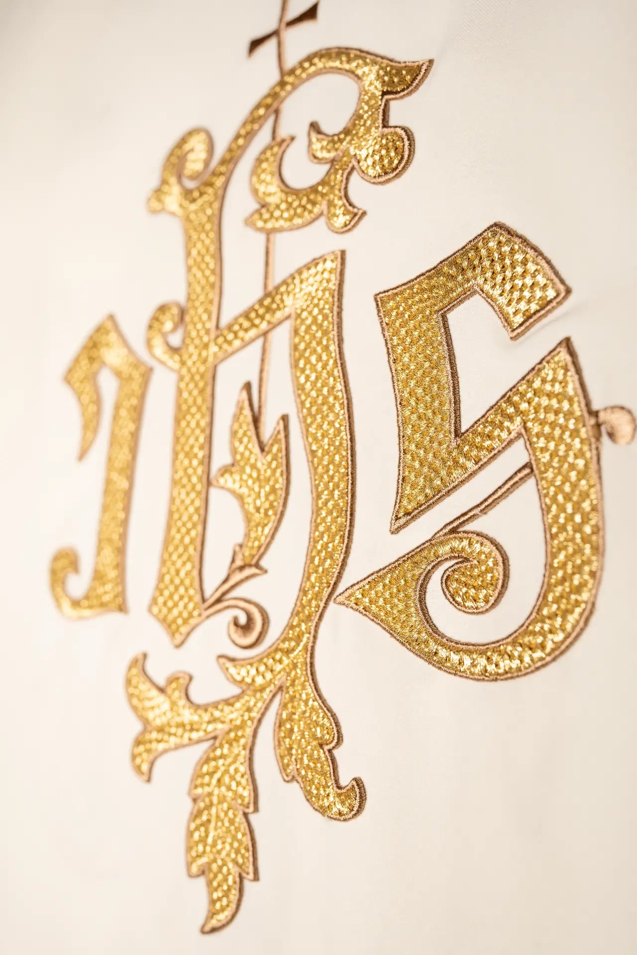 Chasuble écrue avec broderie dorée IHS