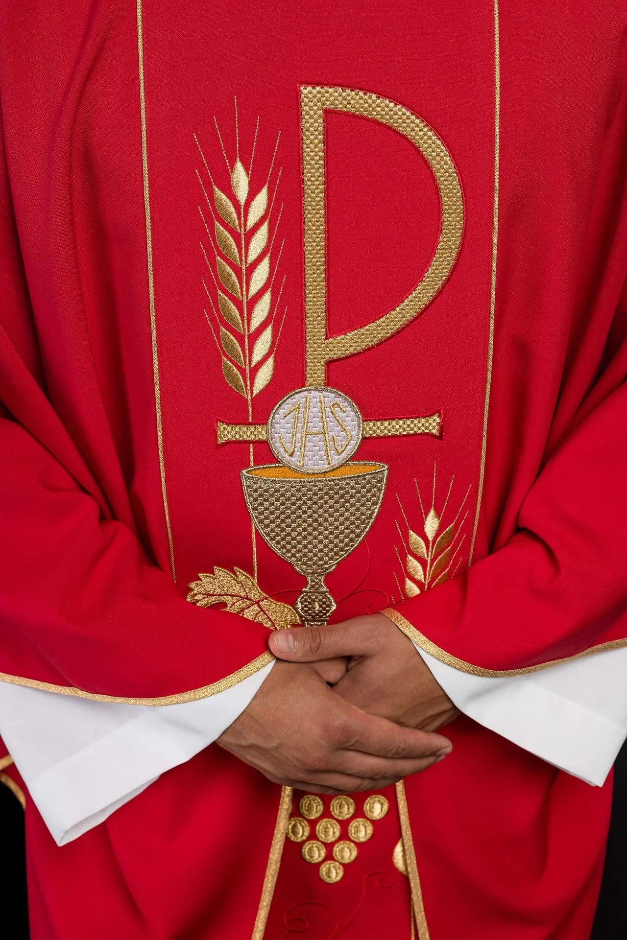 Chasuble rouge brodée avec motif calice IHS