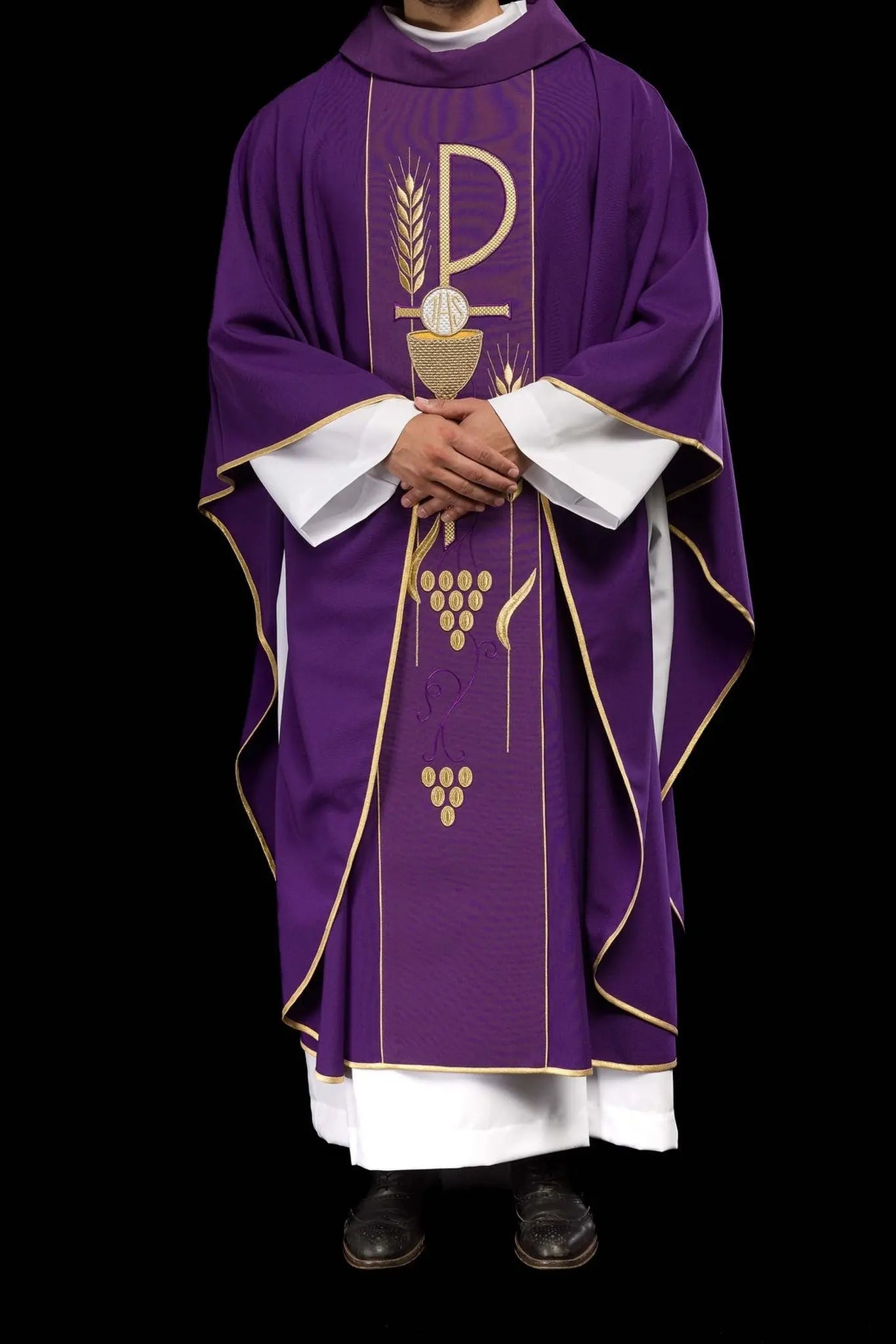 Chasuble violette brodée avec motif calice IHS
