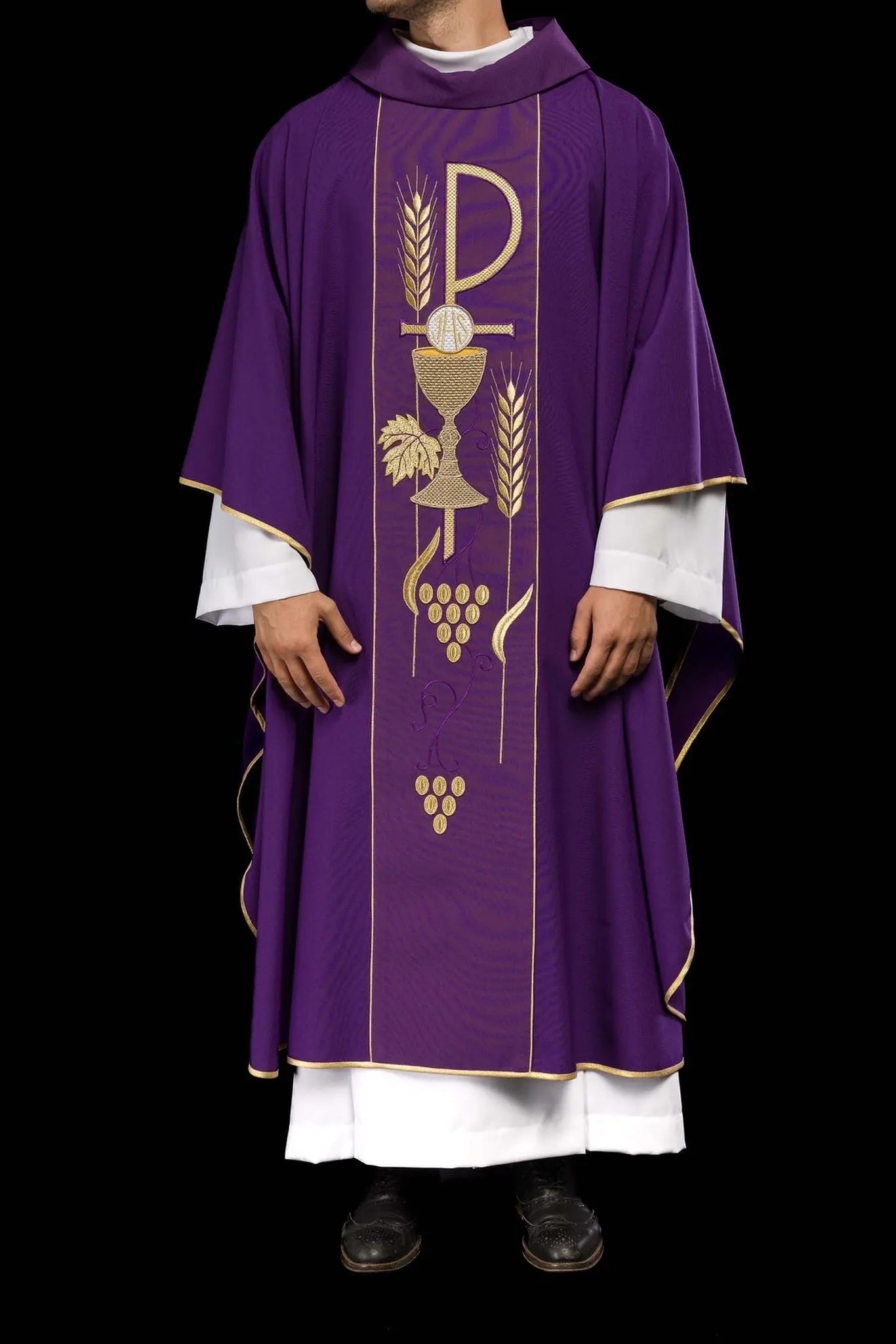 Chasuble violette brodée avec motif calice IHS
