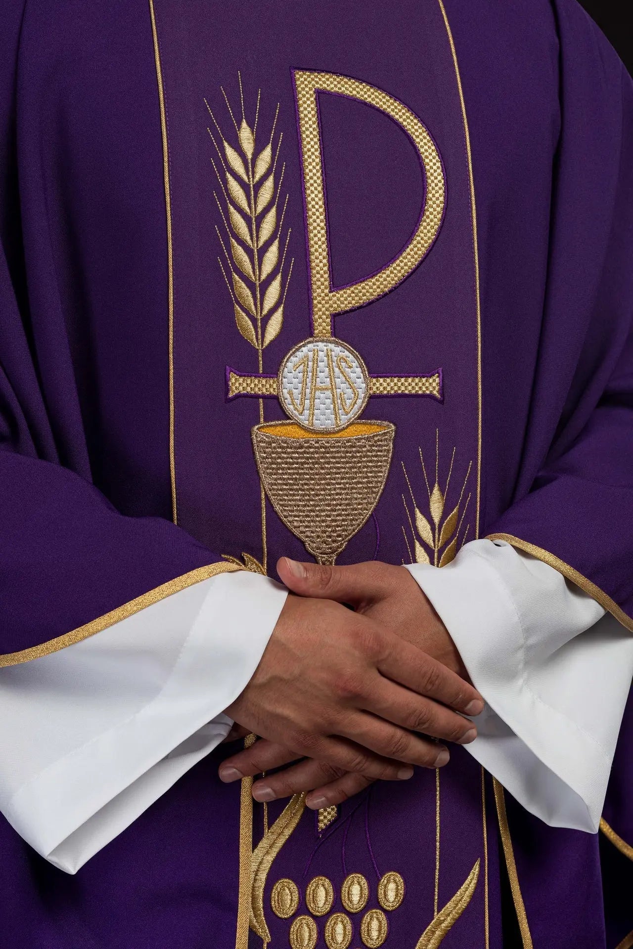Chasuble violette brodée avec motif calice IHS